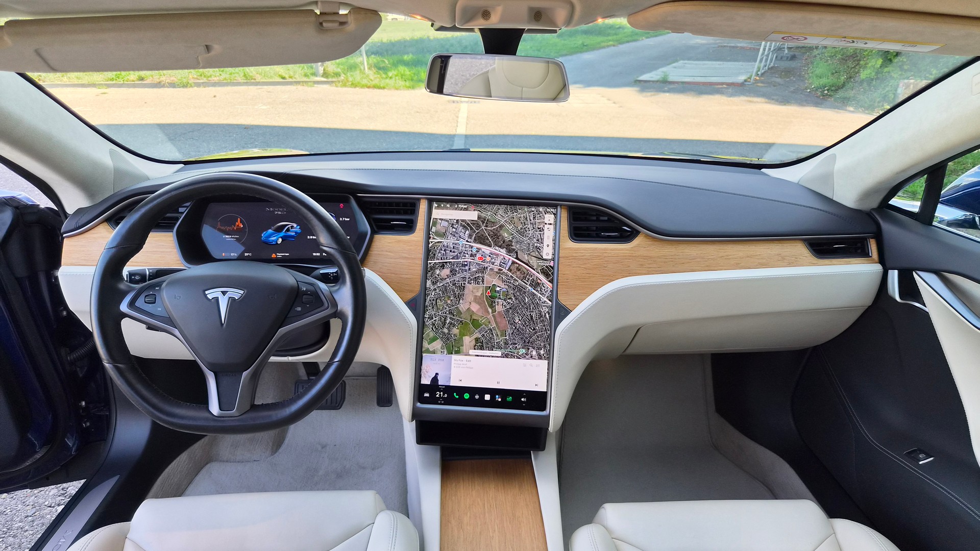 TESLA Model S 75 D-image-9