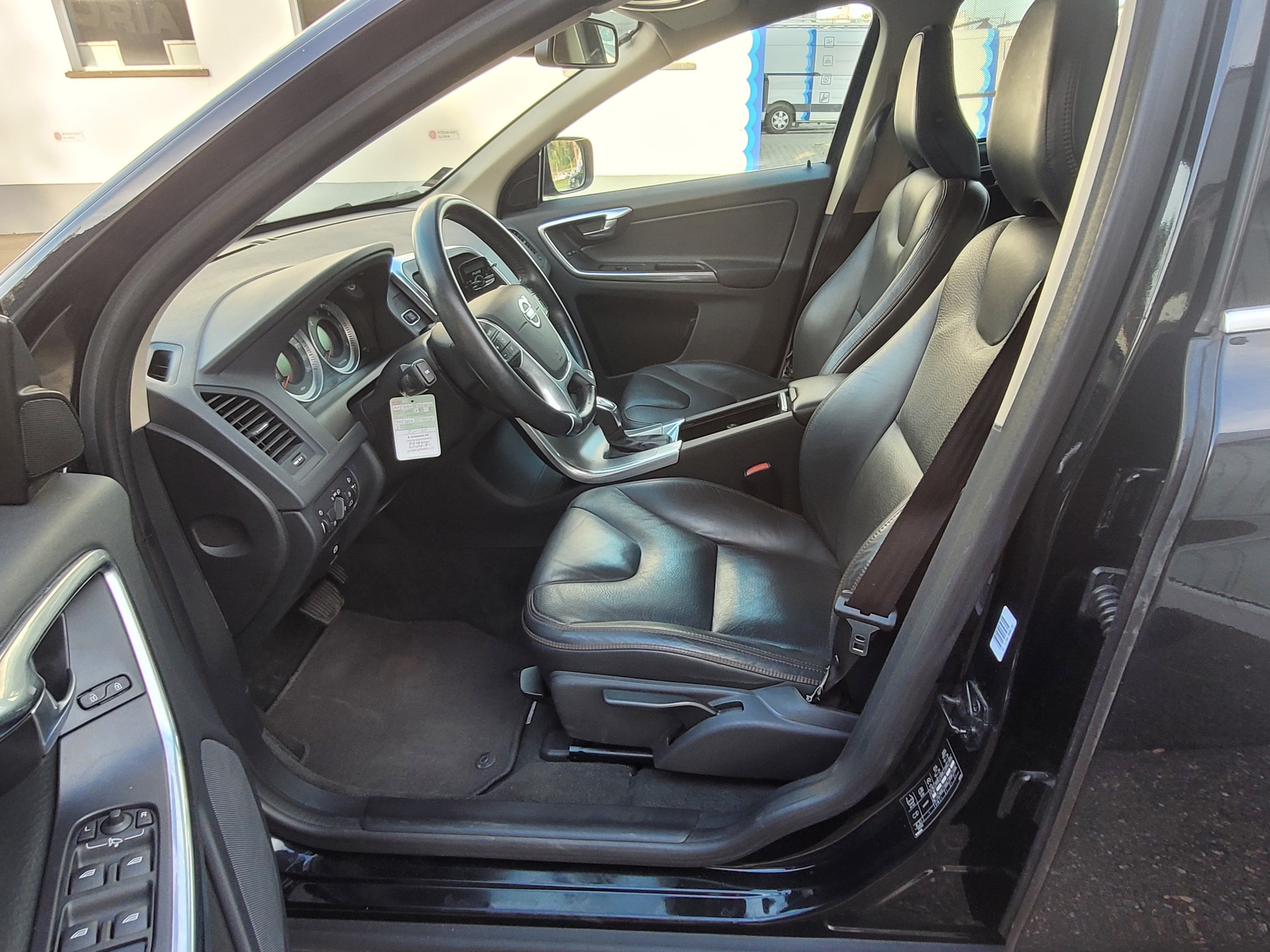 VOLVO XC60 D5 AWD Momentum Geartronic-image-14