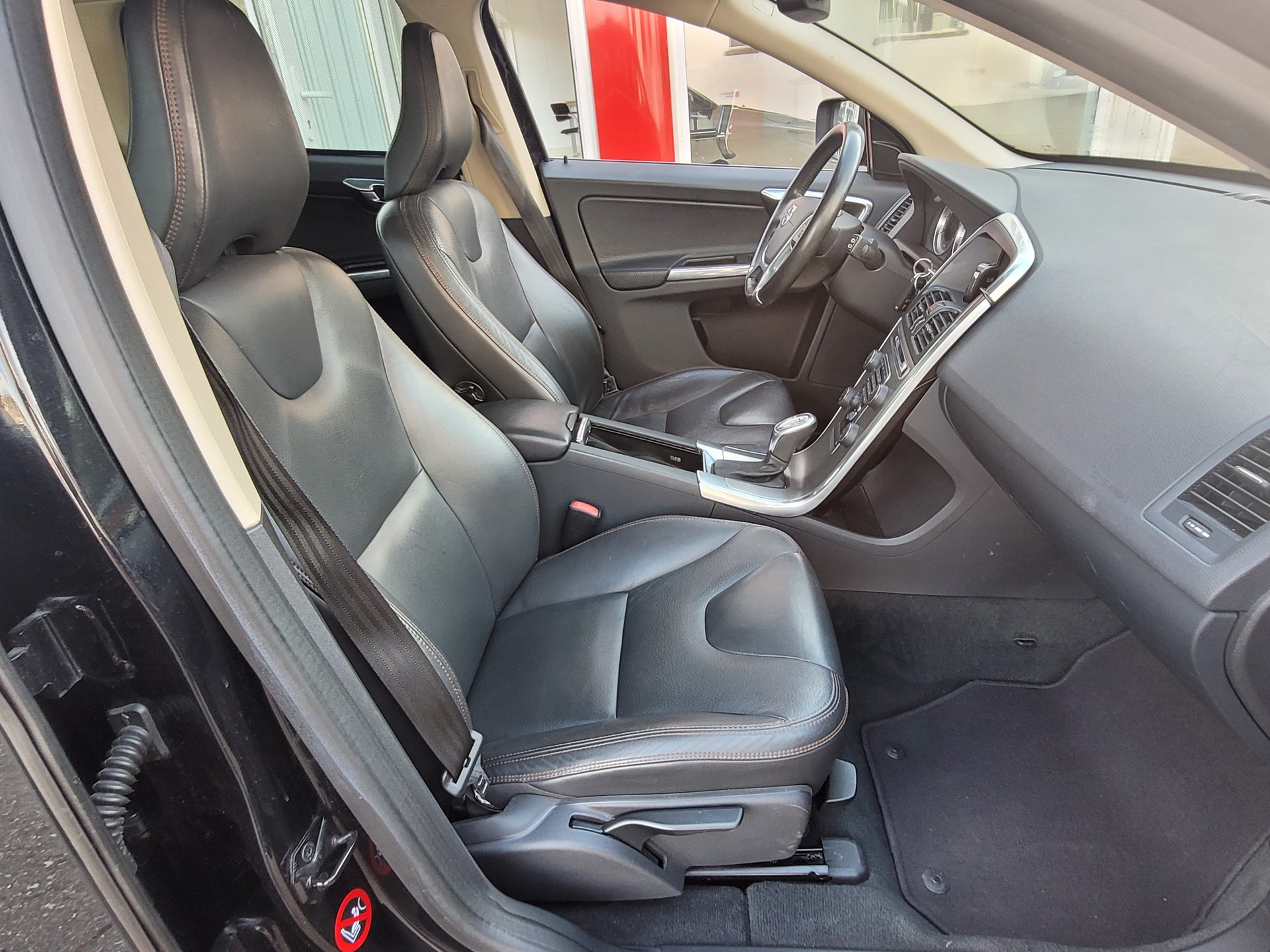 VOLVO XC60 D5 AWD Momentum Geartronic-image-12