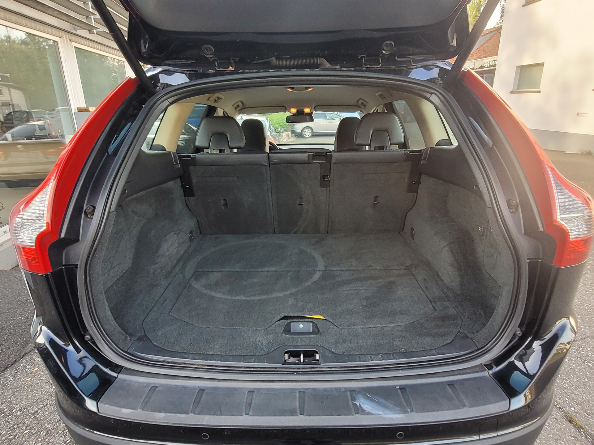 VOLVO XC60 D5 AWD Momentum Geartronic-image-11