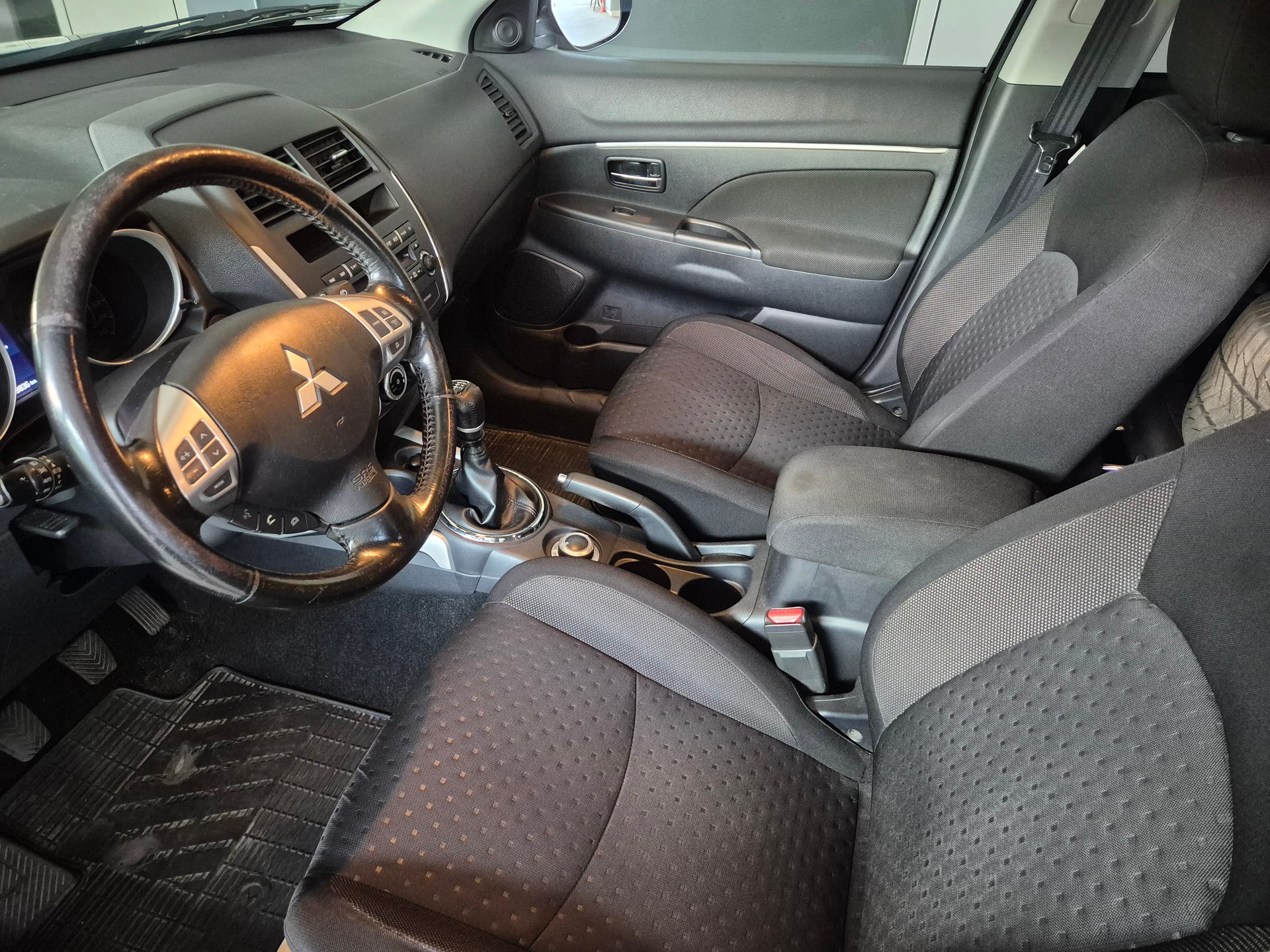 MITSUBISHI ASX 1.8 DID Inform 4WD-image-6