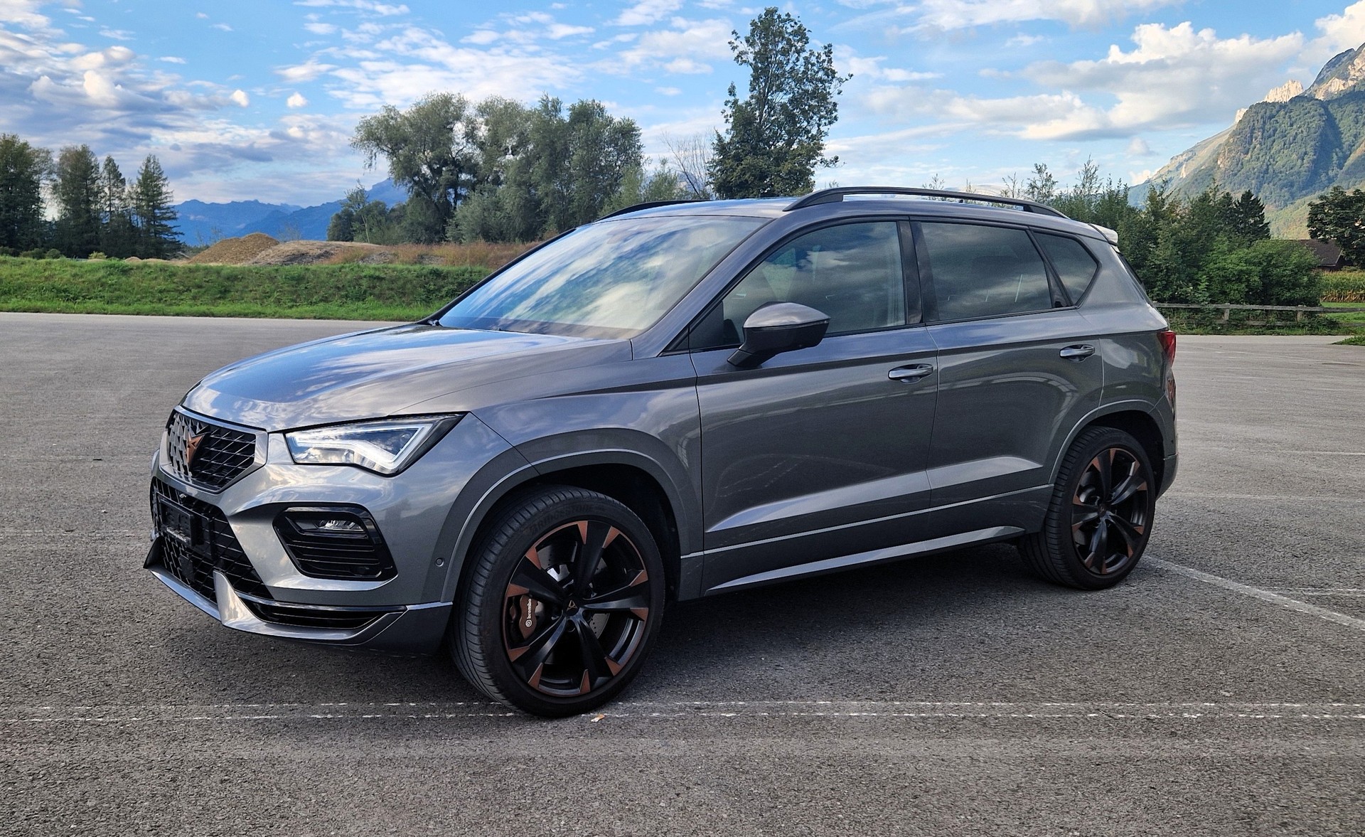 CUPRA Ateca 2.0 TSI VZ 4Drive DSG *** 8fach bereift***Panoramaschiebedach***Anhängerkupplung schwenkbar-image-0
