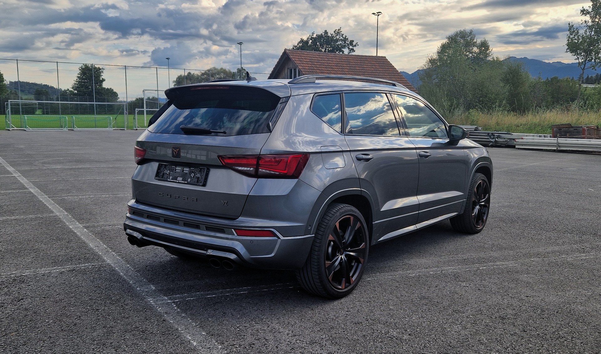 CUPRA Ateca 2.0 TSI VZ 4Drive DSG *** 8fach bereift***Panoramaschiebedach***Anhängerkupplung schwenkbar-image-1