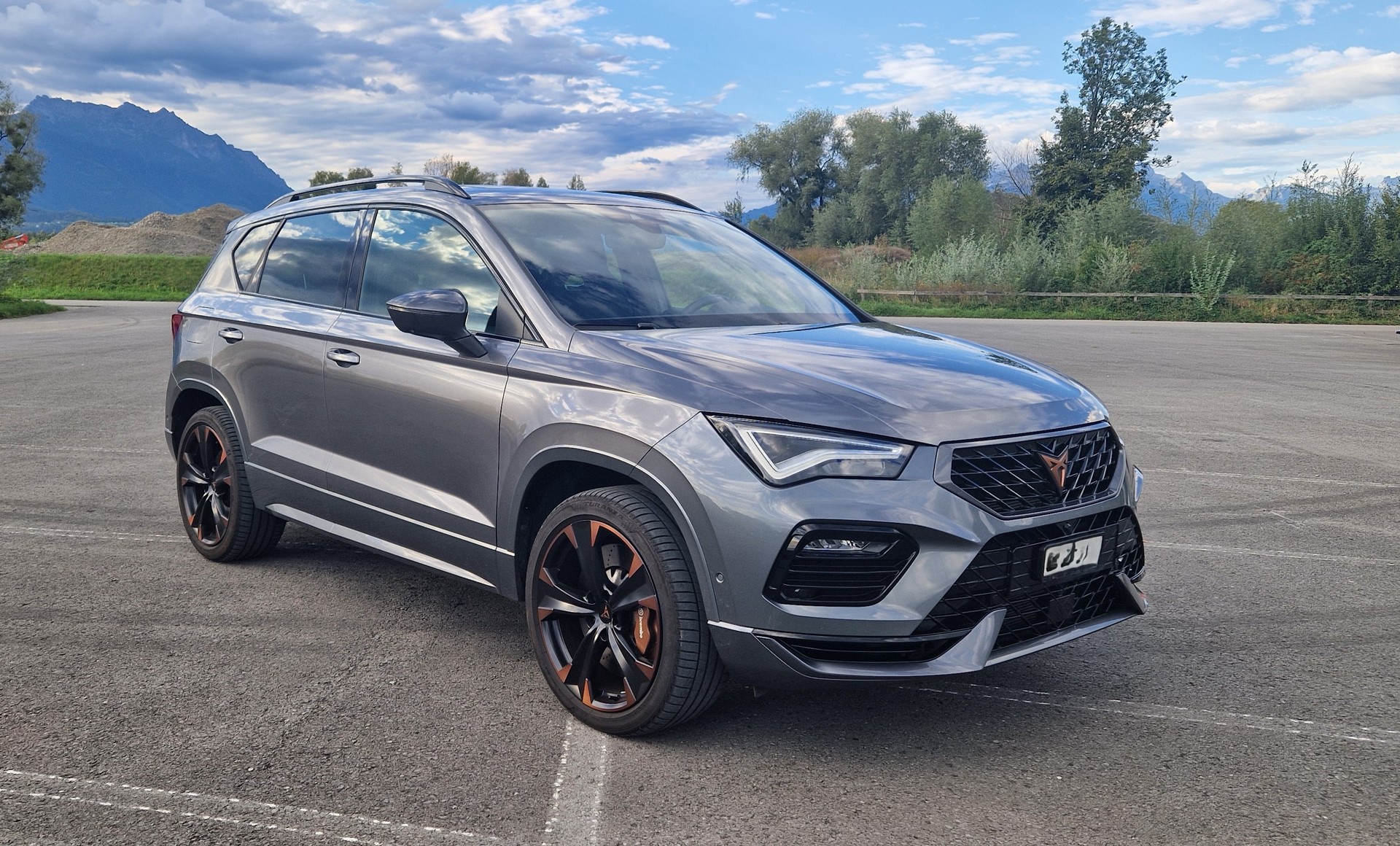 CUPRA Ateca 2.0 TSI VZ 4Drive DSG *** 8fach bereift***Panoramaschiebedach***Anhängerkupplung schwenkbar-image-3