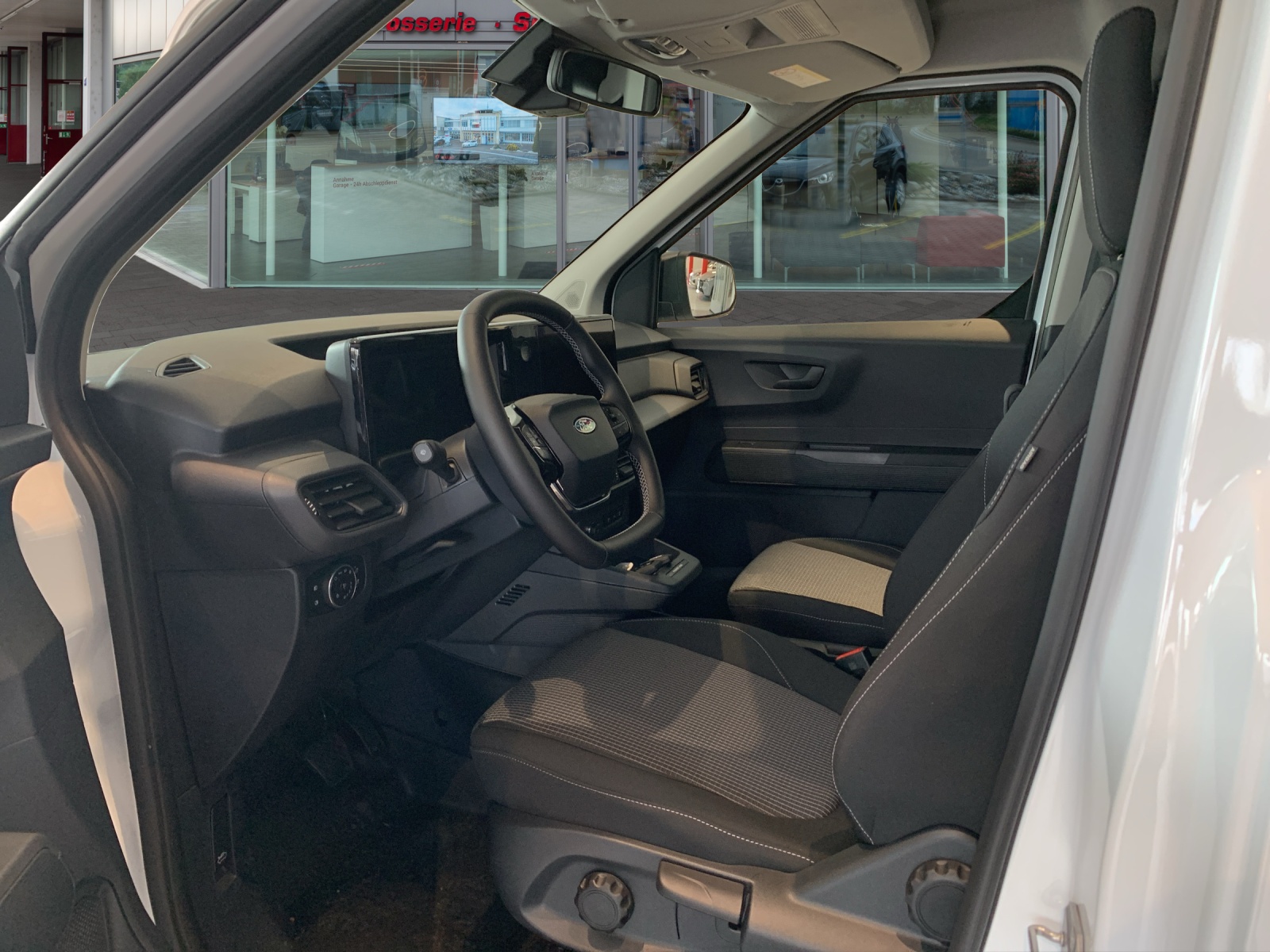 FORD E-Transit Courier Van Trend-image-6