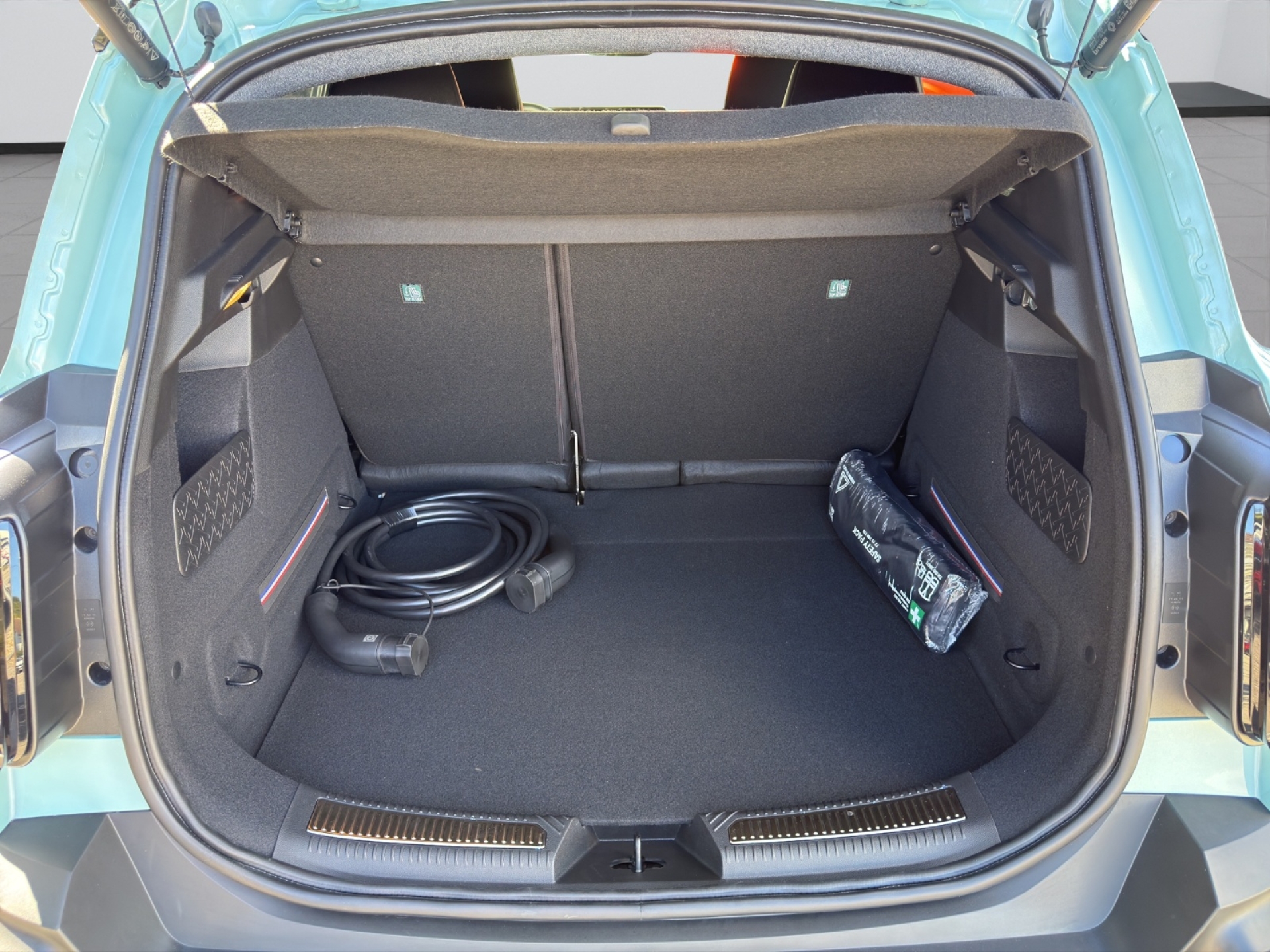 RENAULT R4 E-TECH ELECTRIC-image-13