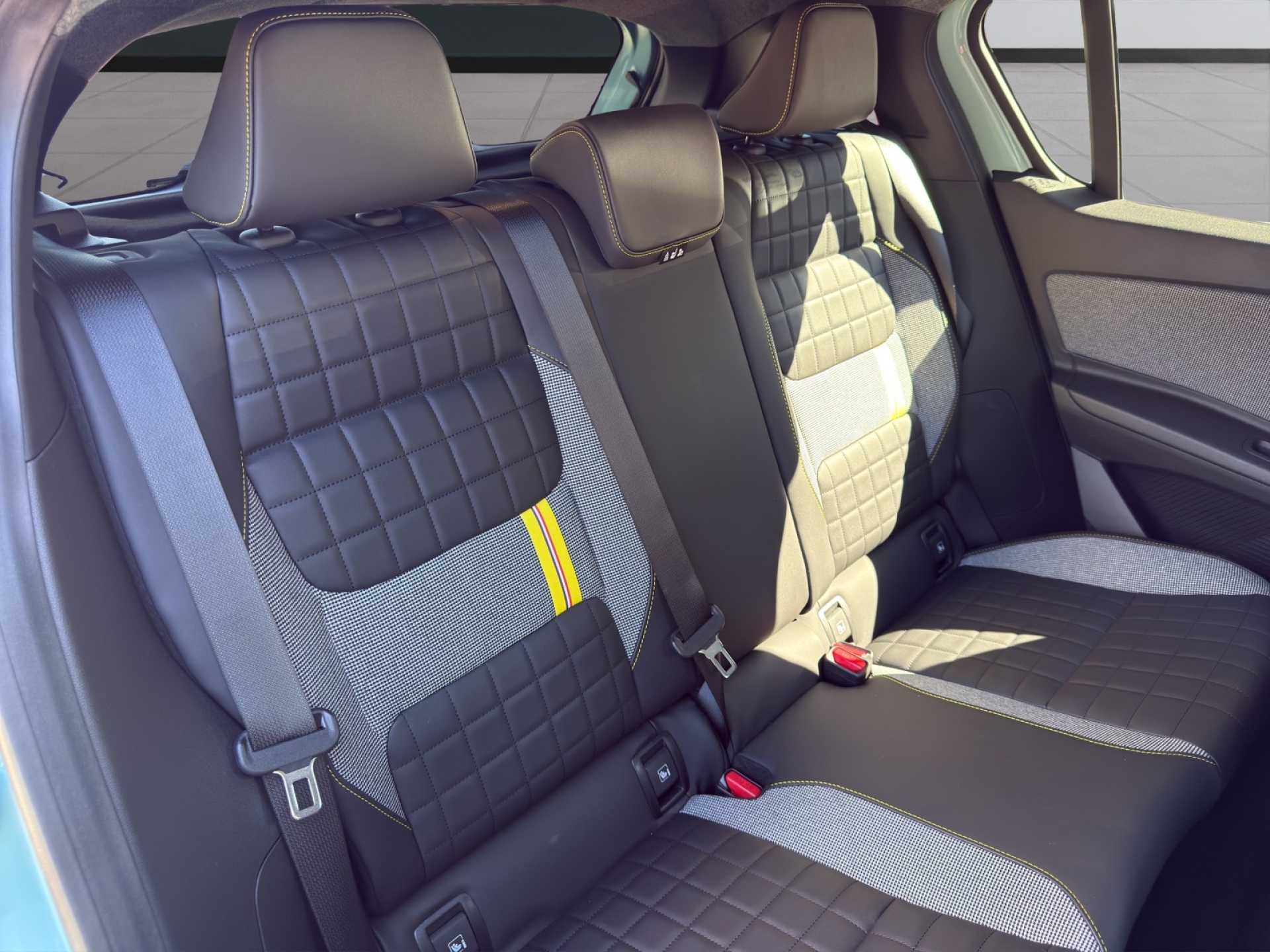 RENAULT R4 E-TECH ELECTRIC-image-12