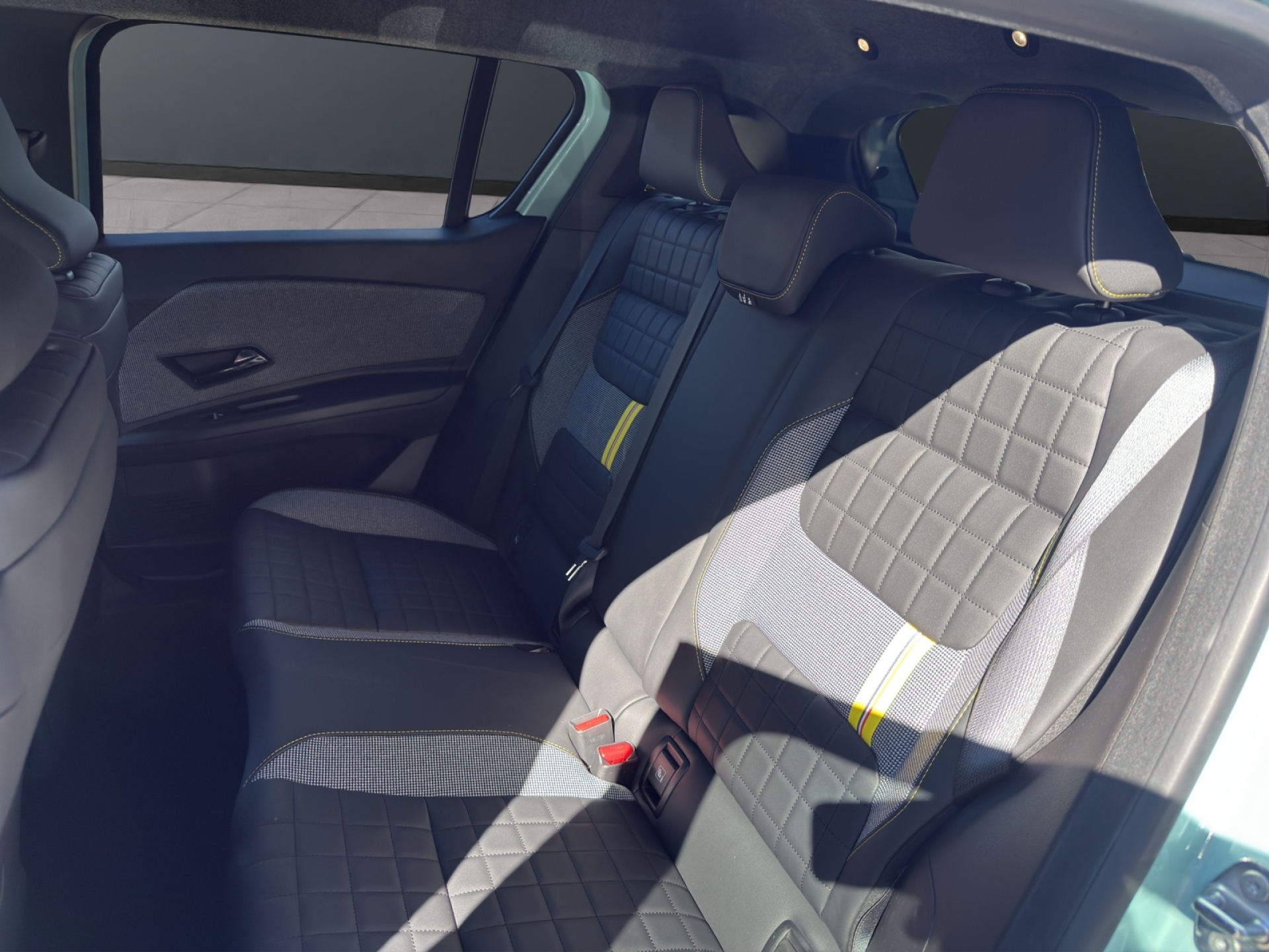 RENAULT R4 E-TECH ELECTRIC-image-9