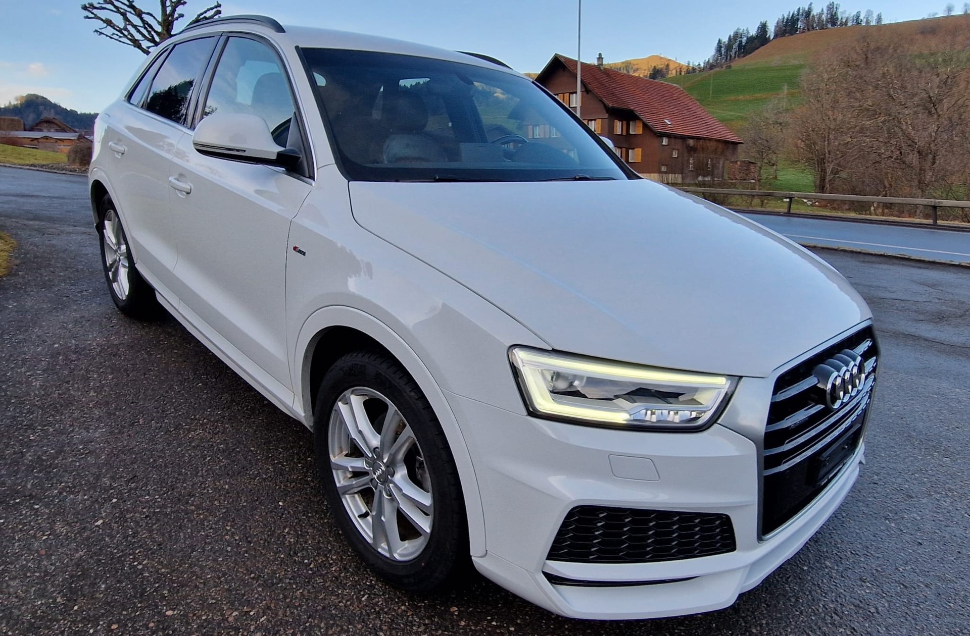 AUDI Q3 2.0 TDI design quattro S-tronic-image-1