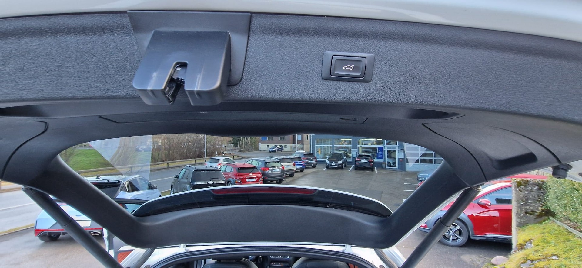 AUDI Q3 2.0 TDI design quattro S-tronic-image-12