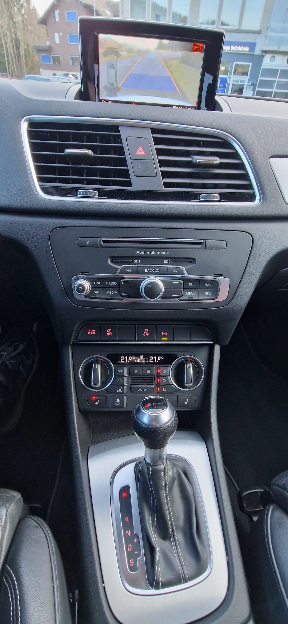 AUDI Q3 2.0 TDI design quattro S-tronic-image-11