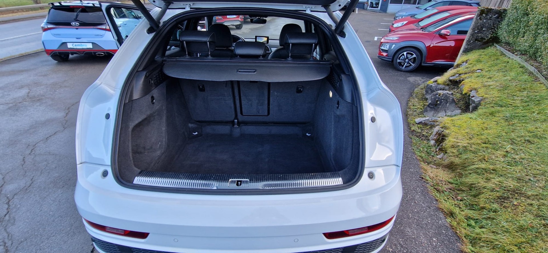 AUDI Q3 2.0 TDI design quattro S-tronic-image-3