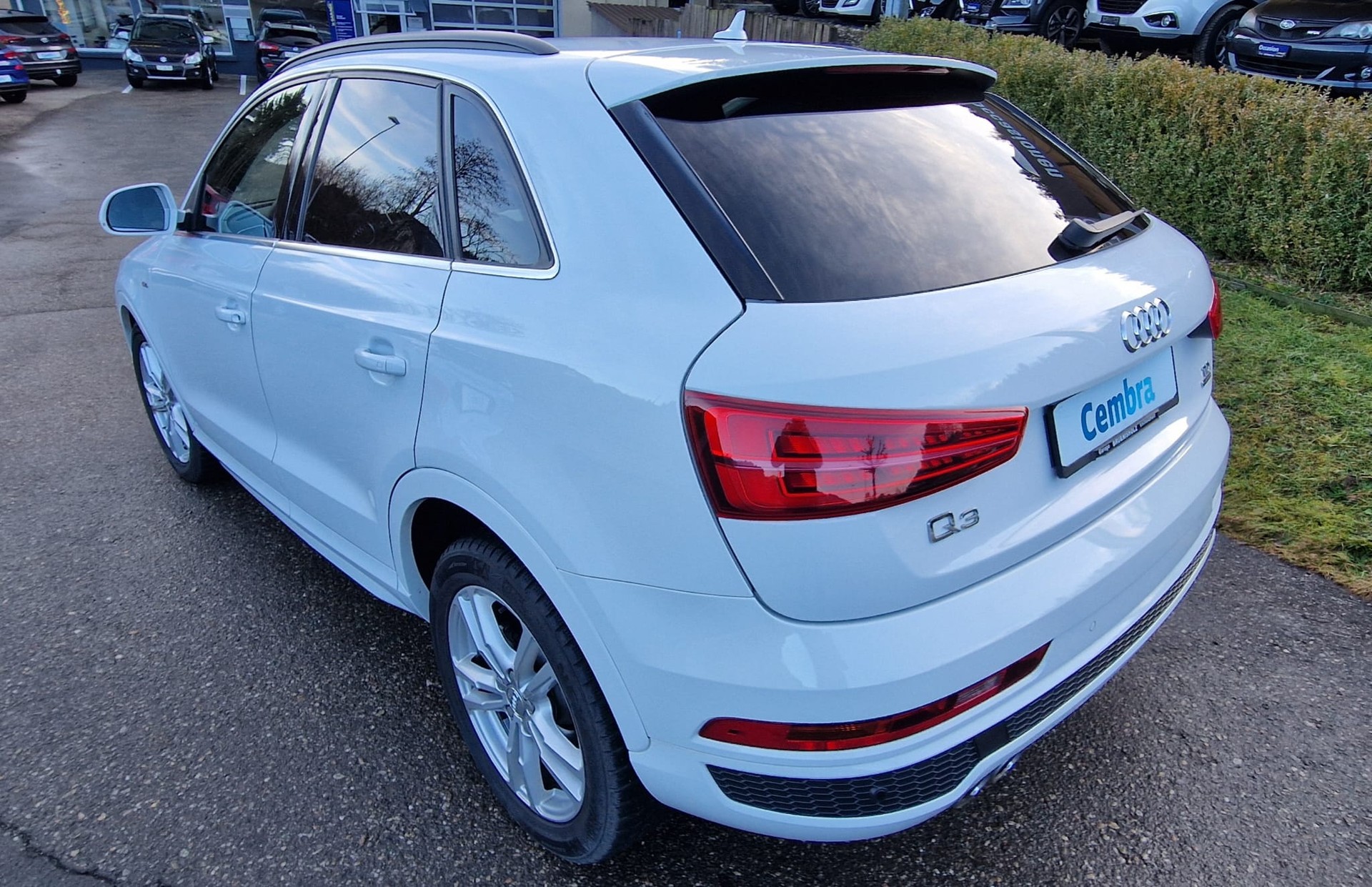 AUDI Q3 2.0 TDI design quattro S-tronic-image-4