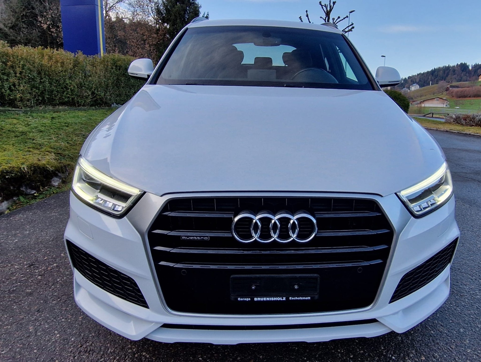 AUDI Q3 2.0 TDI design quattro S-tronic-image-2