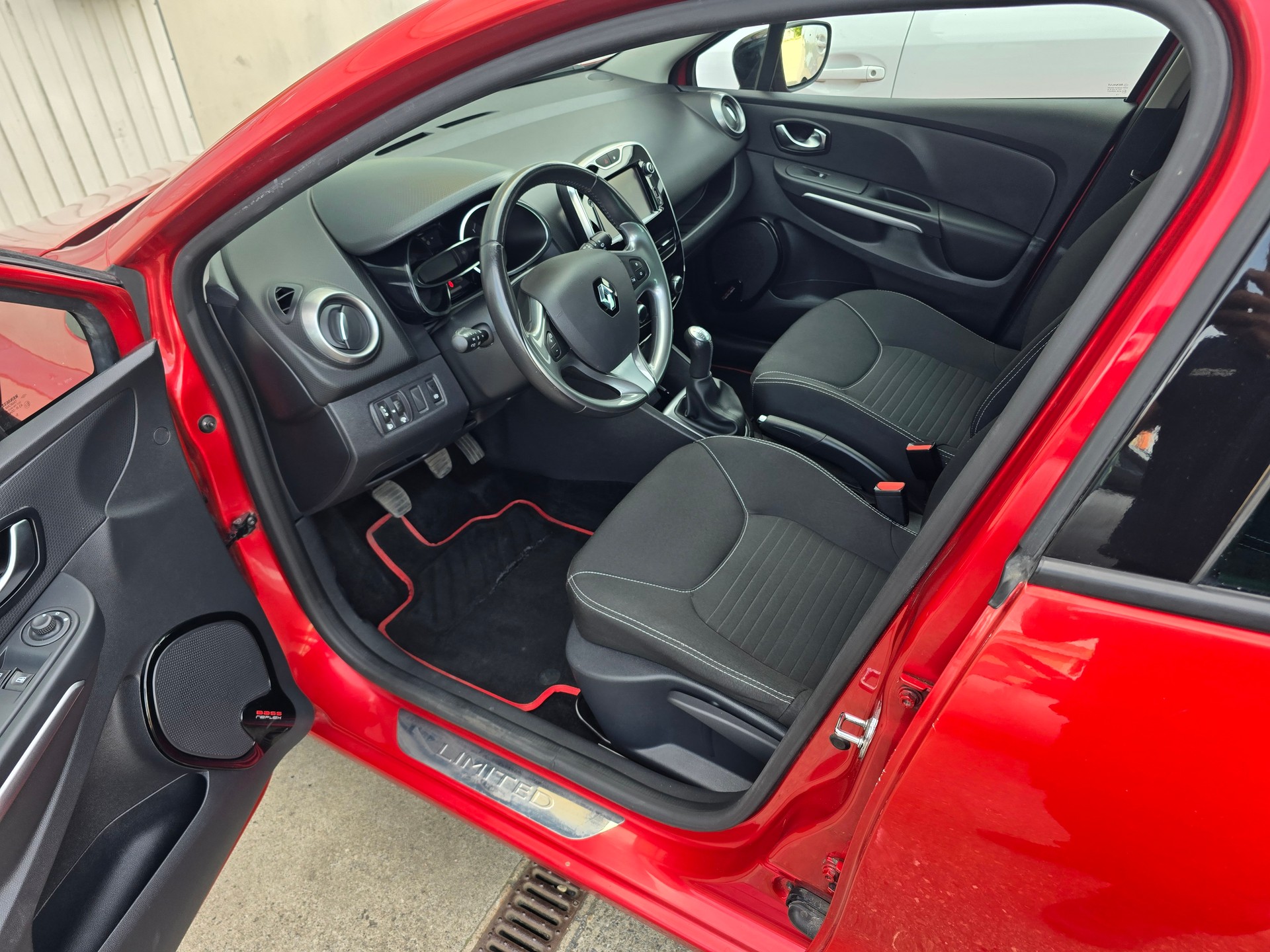 RENAULT Clio 0.9 12V Limited-image-10