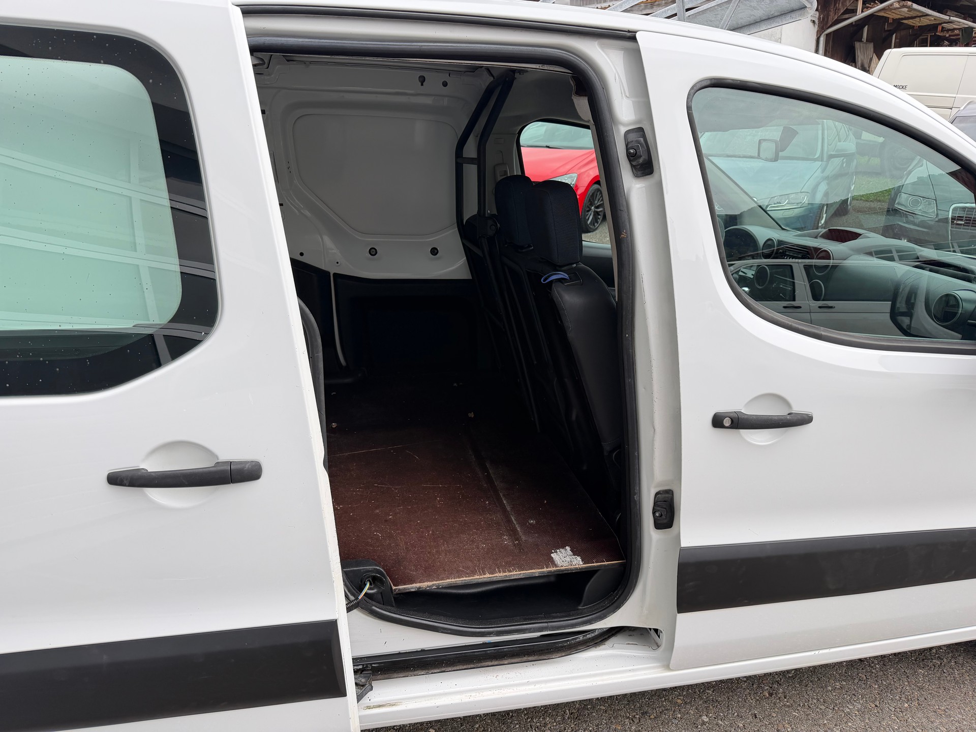 PEUGEOT Partner 1.6 HDI Urban Pack-image-9