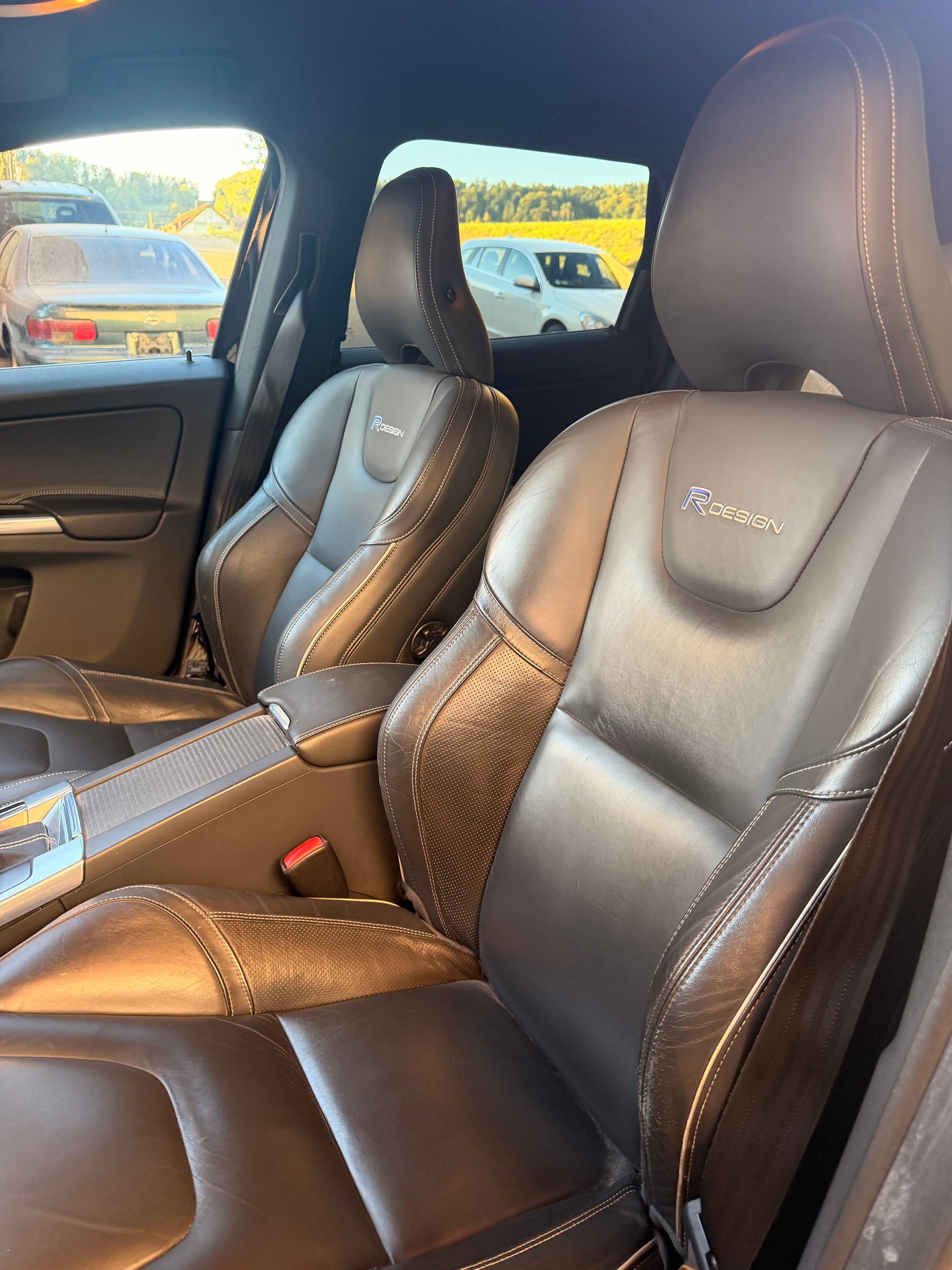VOLVO XC60 D5 AWD Summum R-Design Geartronic-image-8