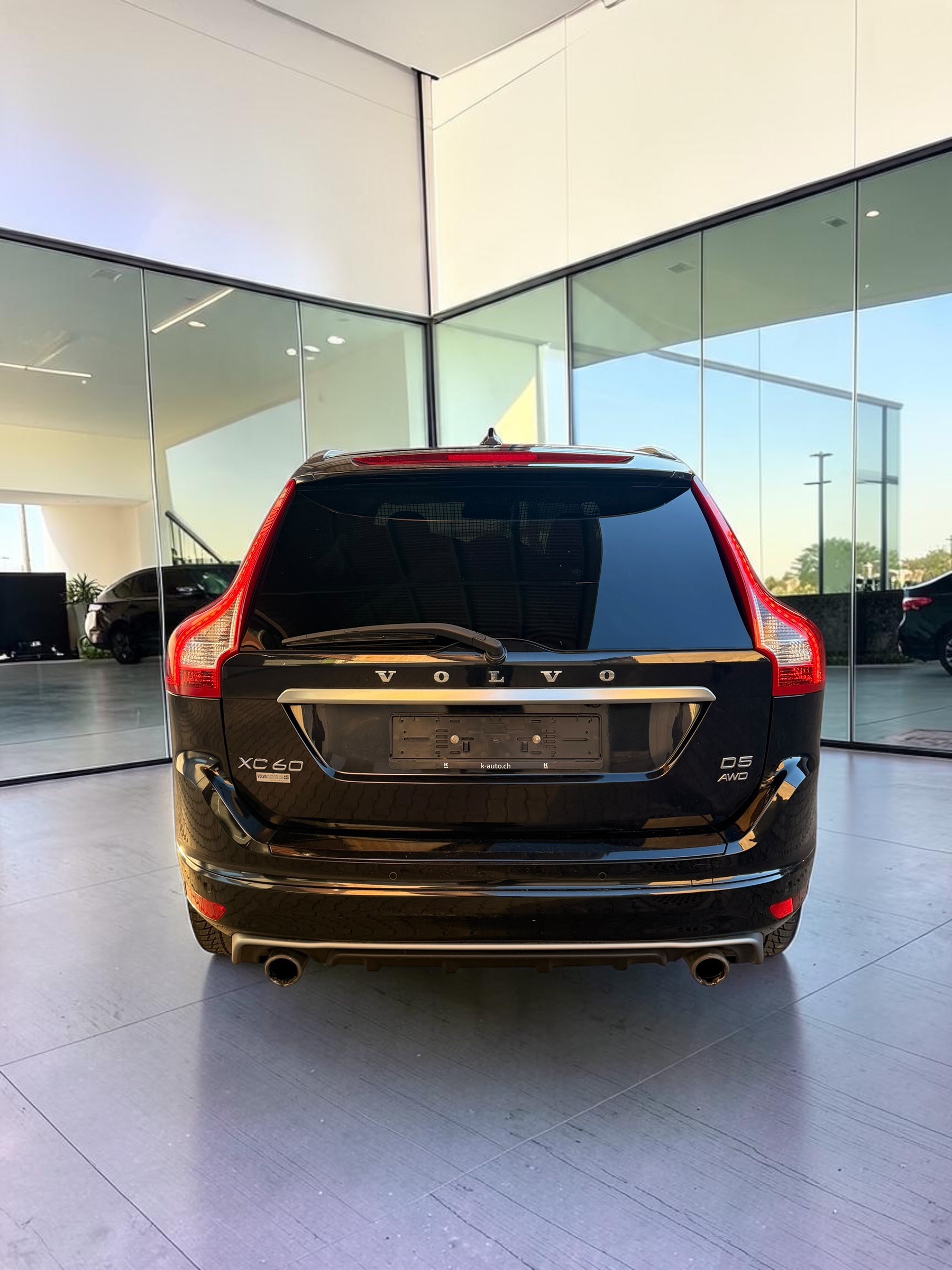 VOLVO XC60 D5 AWD Summum R-Design Geartronic-image-5