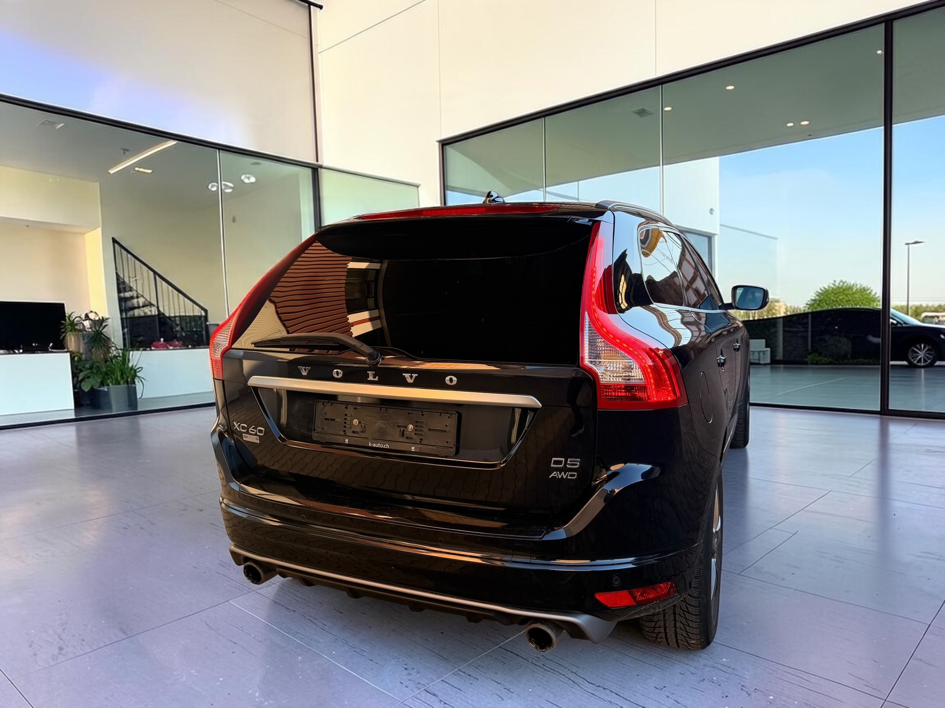 VOLVO XC60 D5 AWD Summum R-Design Geartronic-image-4