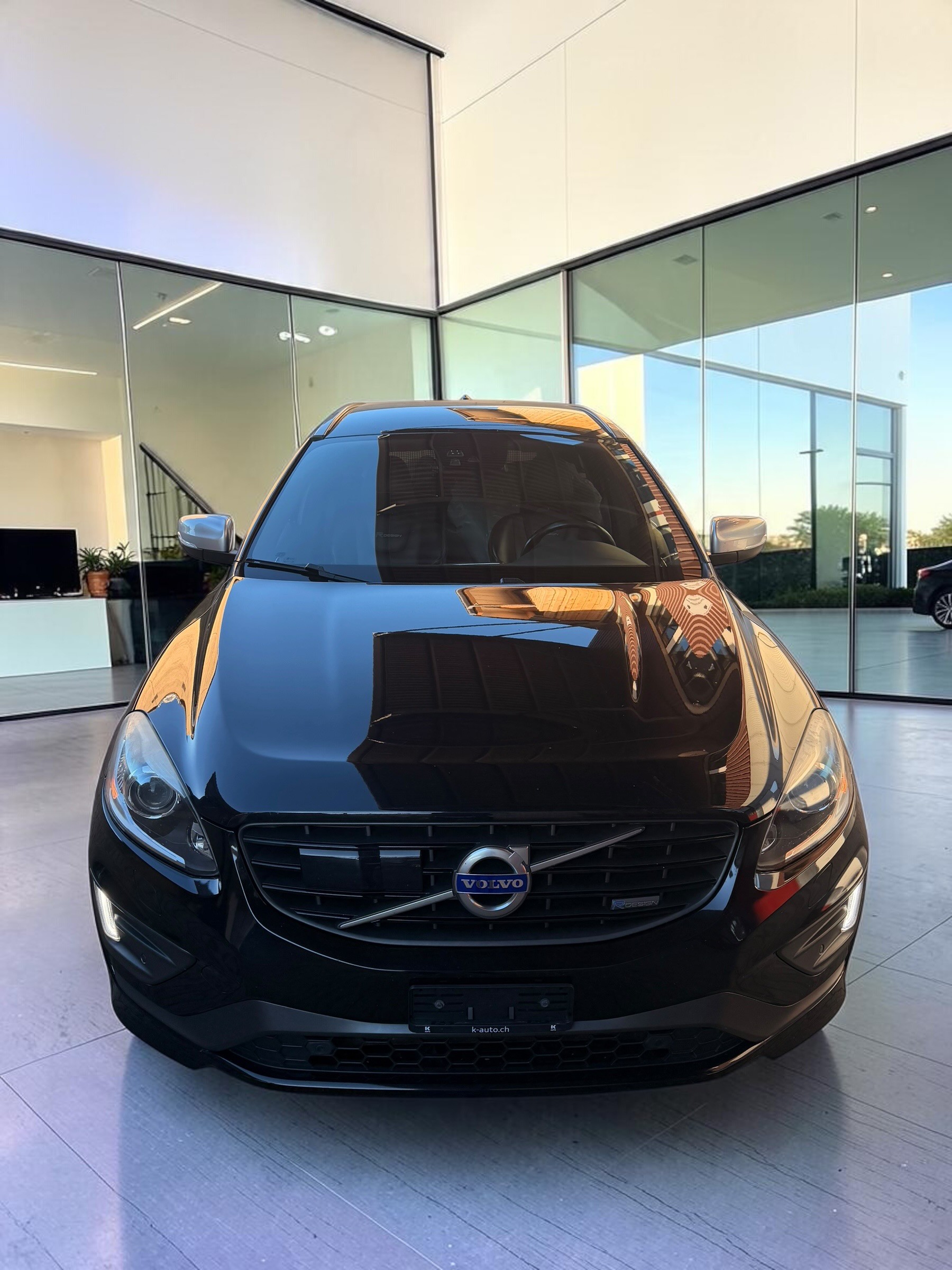 VOLVO XC60 D5 AWD Summum R-Design Geartronic-image-6