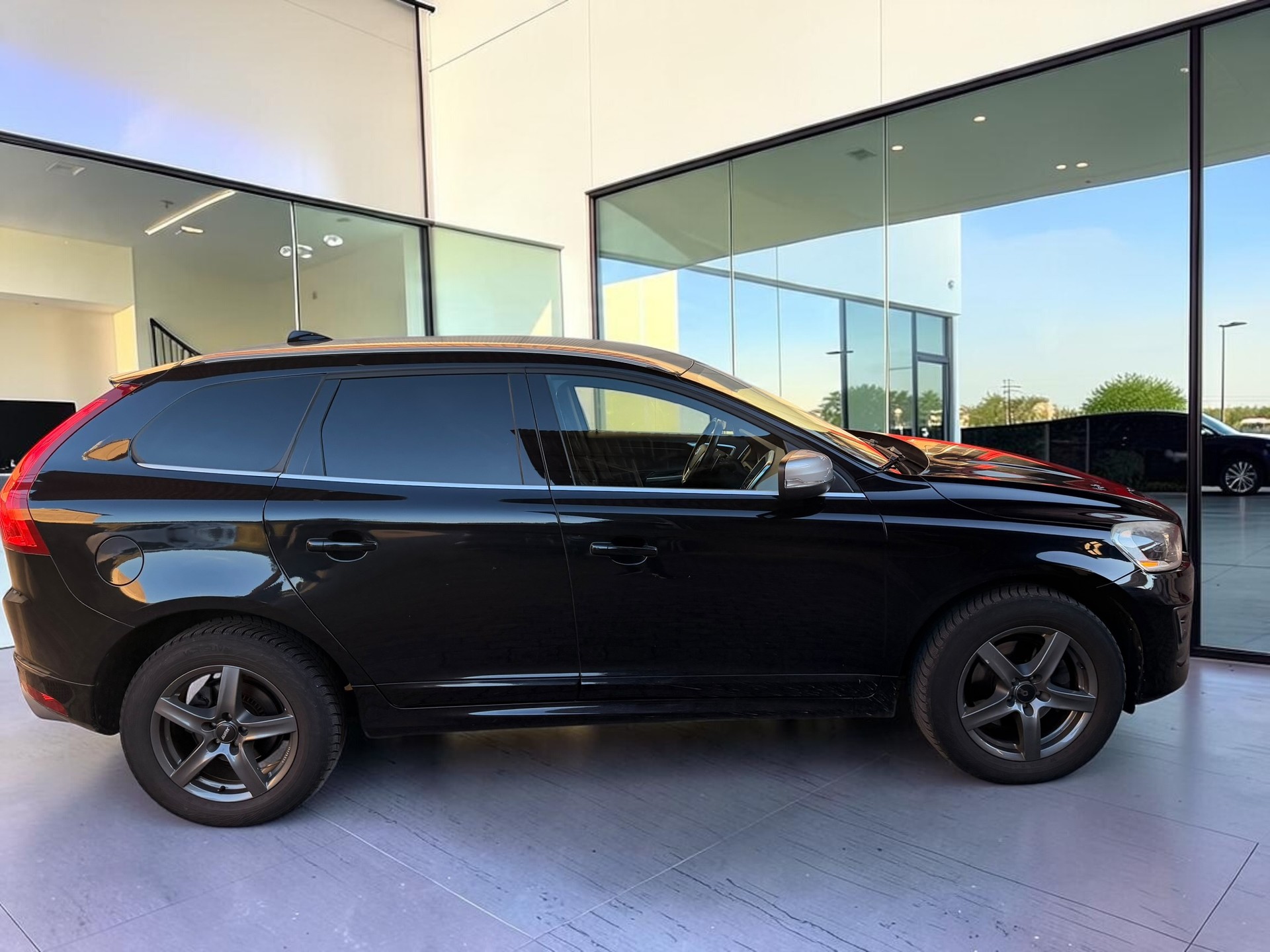 VOLVO XC60 D5 AWD Summum R-Design Geartronic-image-2