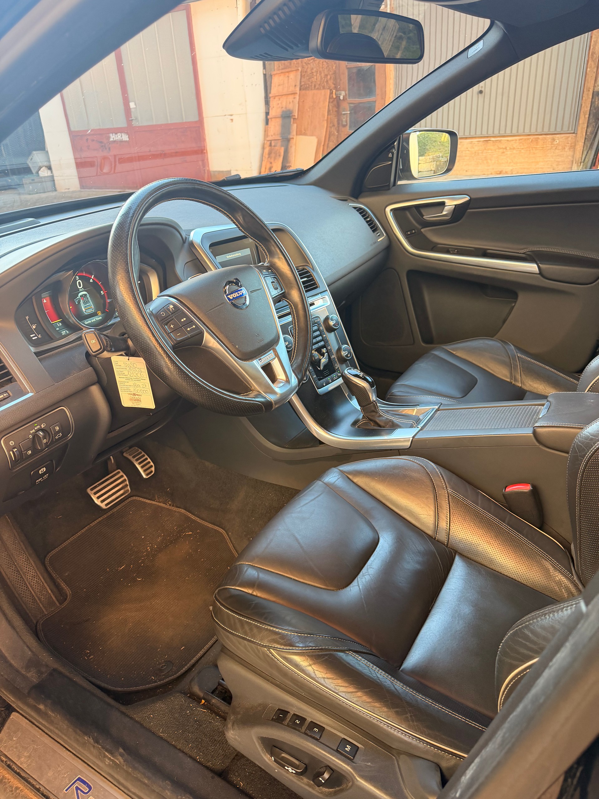 VOLVO XC60 D5 AWD Summum R-Design Geartronic-image-9