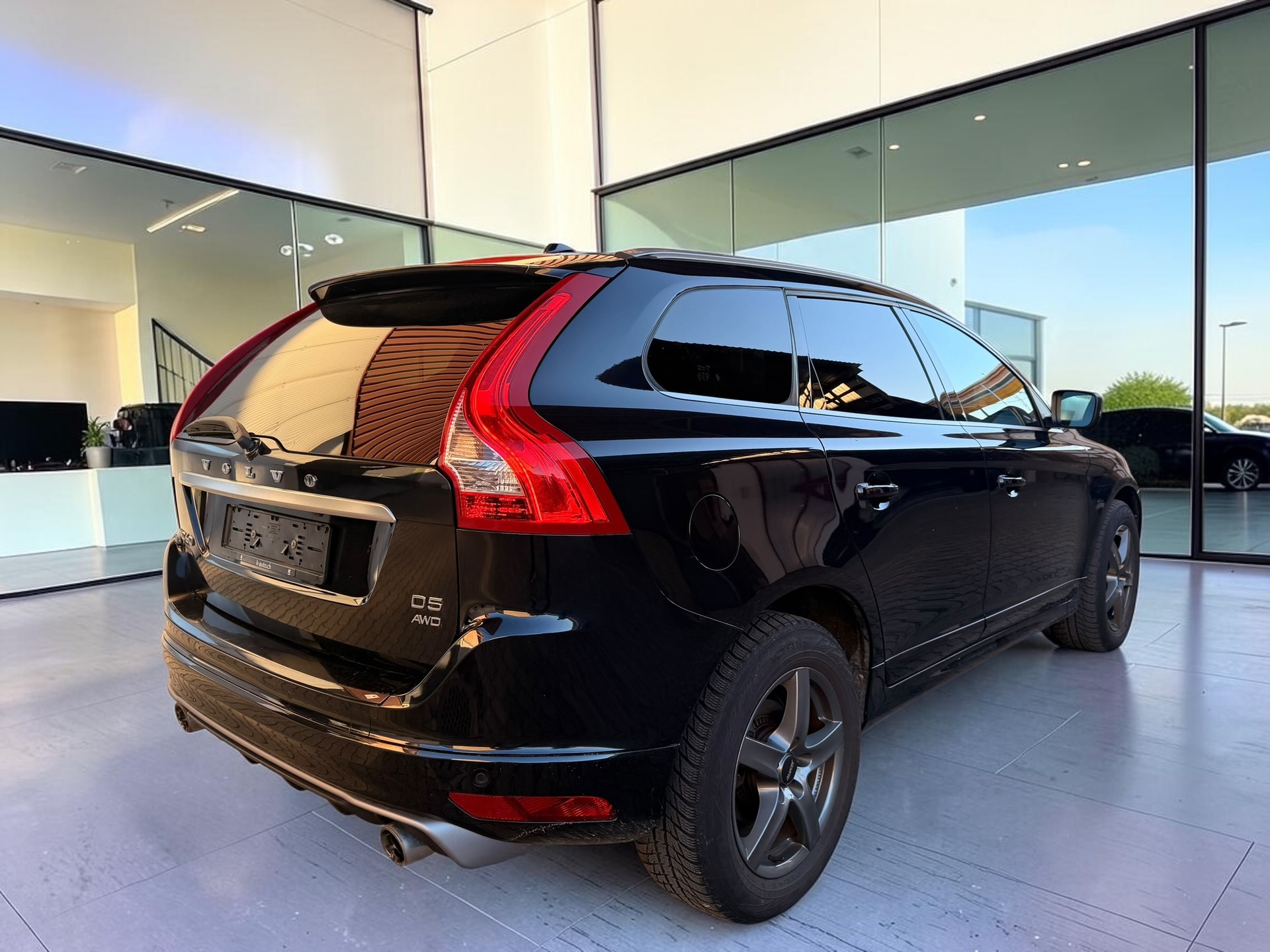 VOLVO XC60 D5 AWD Summum R-Design Geartronic-image-3