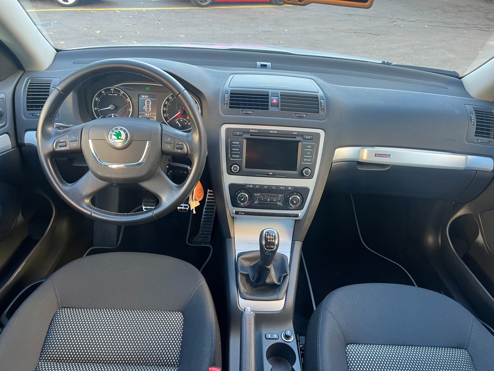 SKODA Octavia Combi 1.8 TSI Scout 4x4-image-1