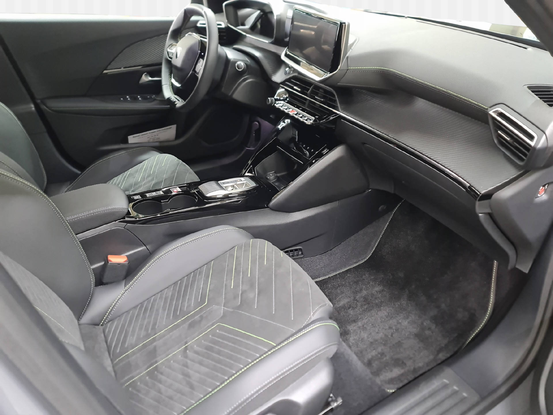 PEUGEOT E-2008 GT-image-10