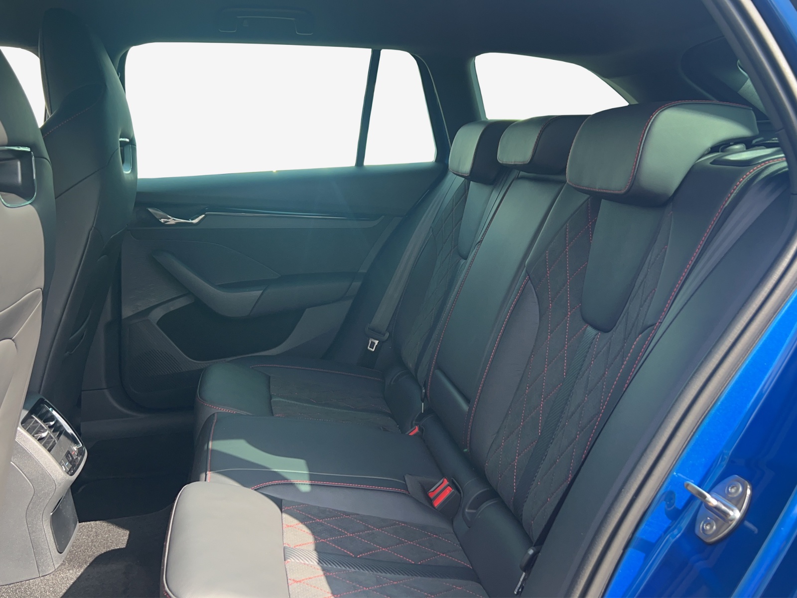 SKODA Octavia Combi 2.0 TSI DSG RS-image-8