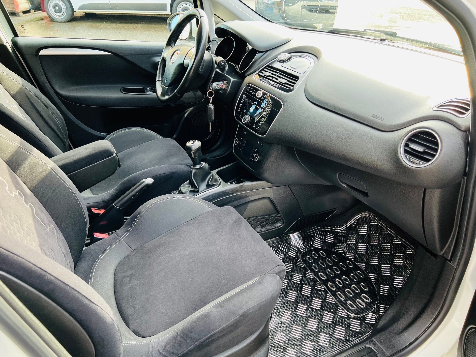 FIAT Punto 1.4 16V Turbo Lounge-image-6