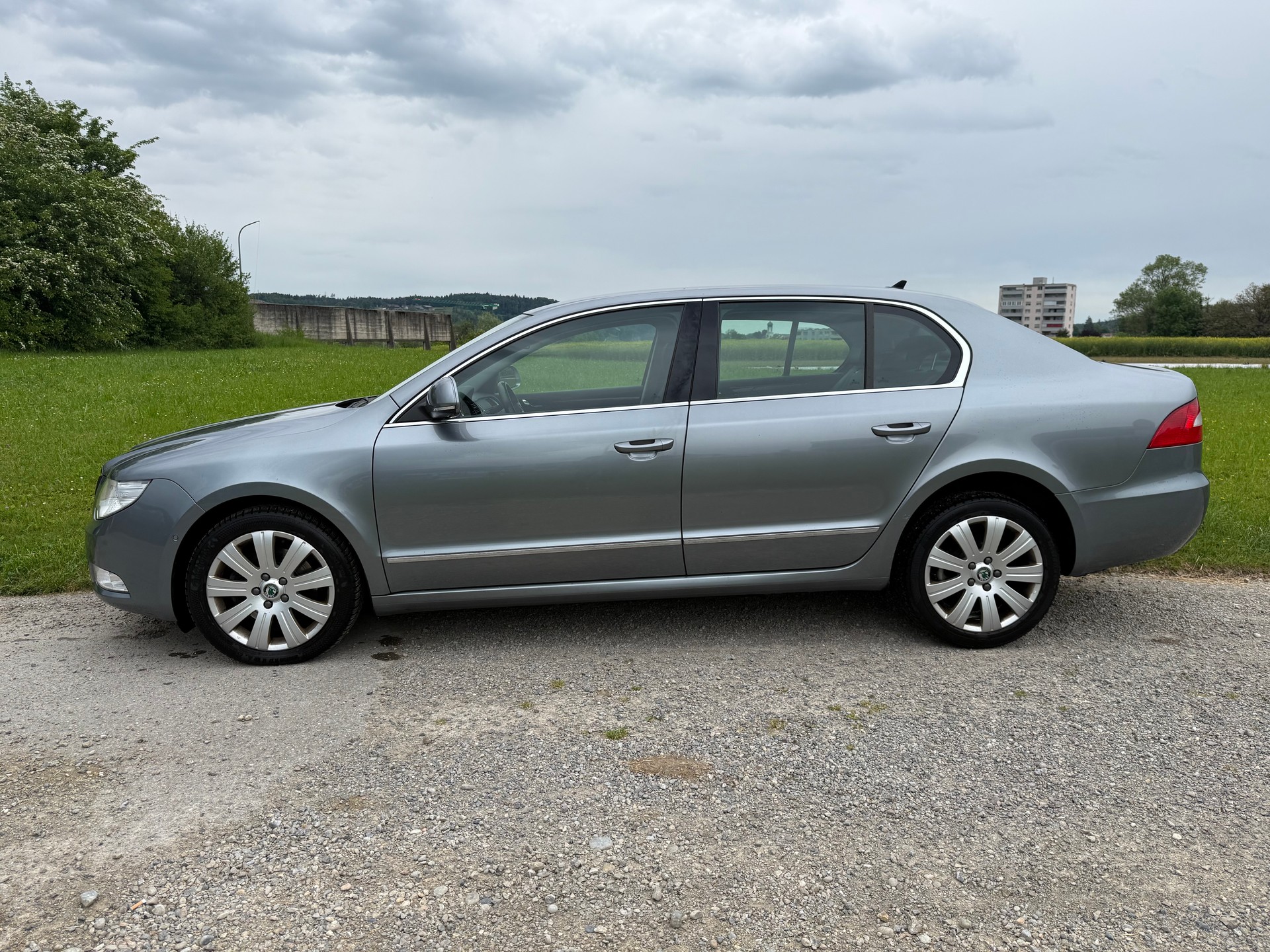 SKODA Superb 2.0 TDi Elegance DSG-showroom-element-3