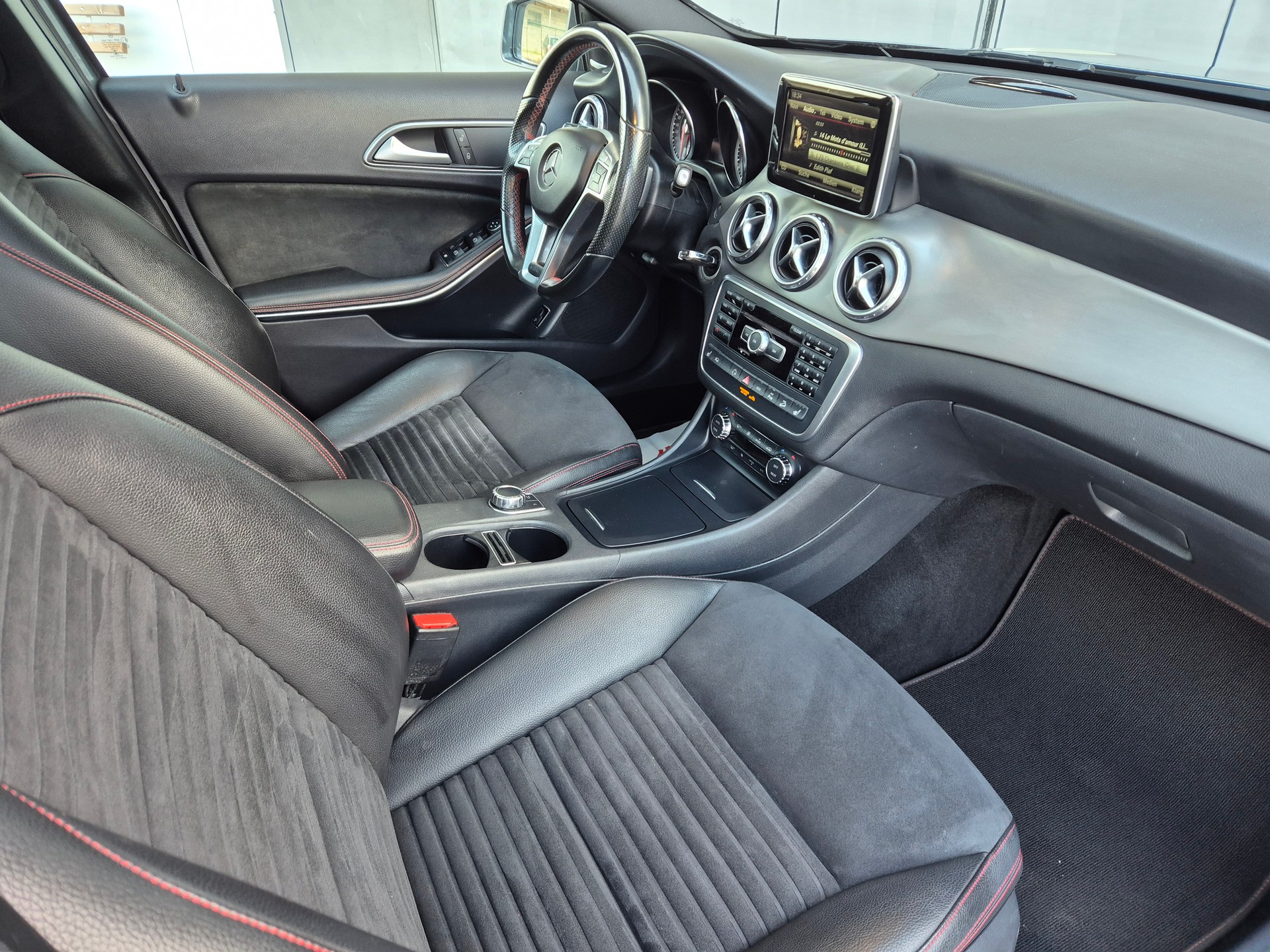 MERCEDES-BENZ GLA 250 AMG LINE 4MATIC 7G-DCT-image-11