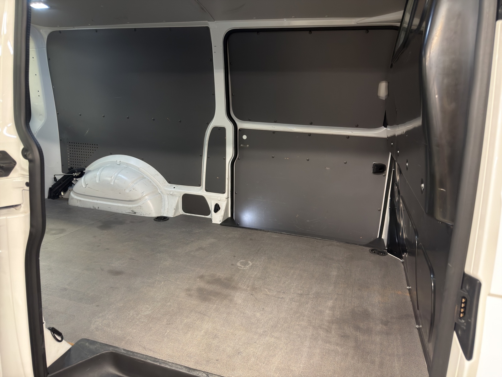 VW T6.1 2.0 TDI DSG-image-14