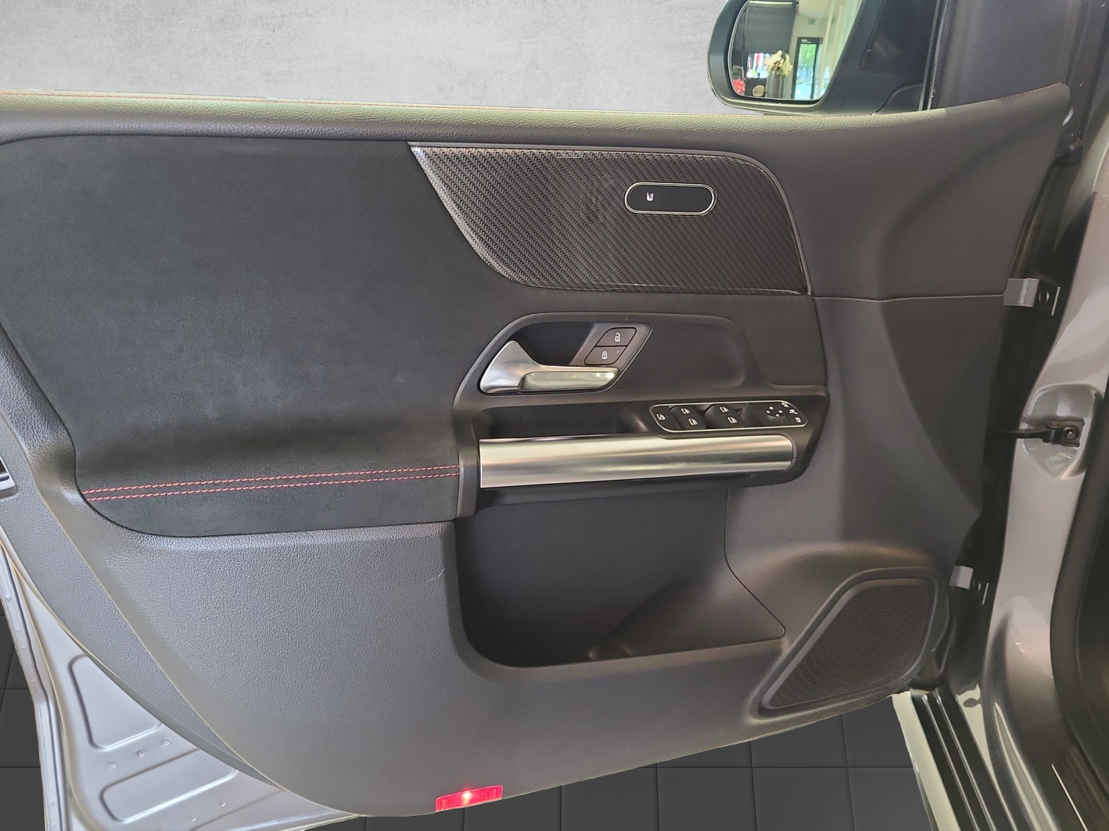MERCEDES-BENZ B 200 4Matic AMG Line-image-8