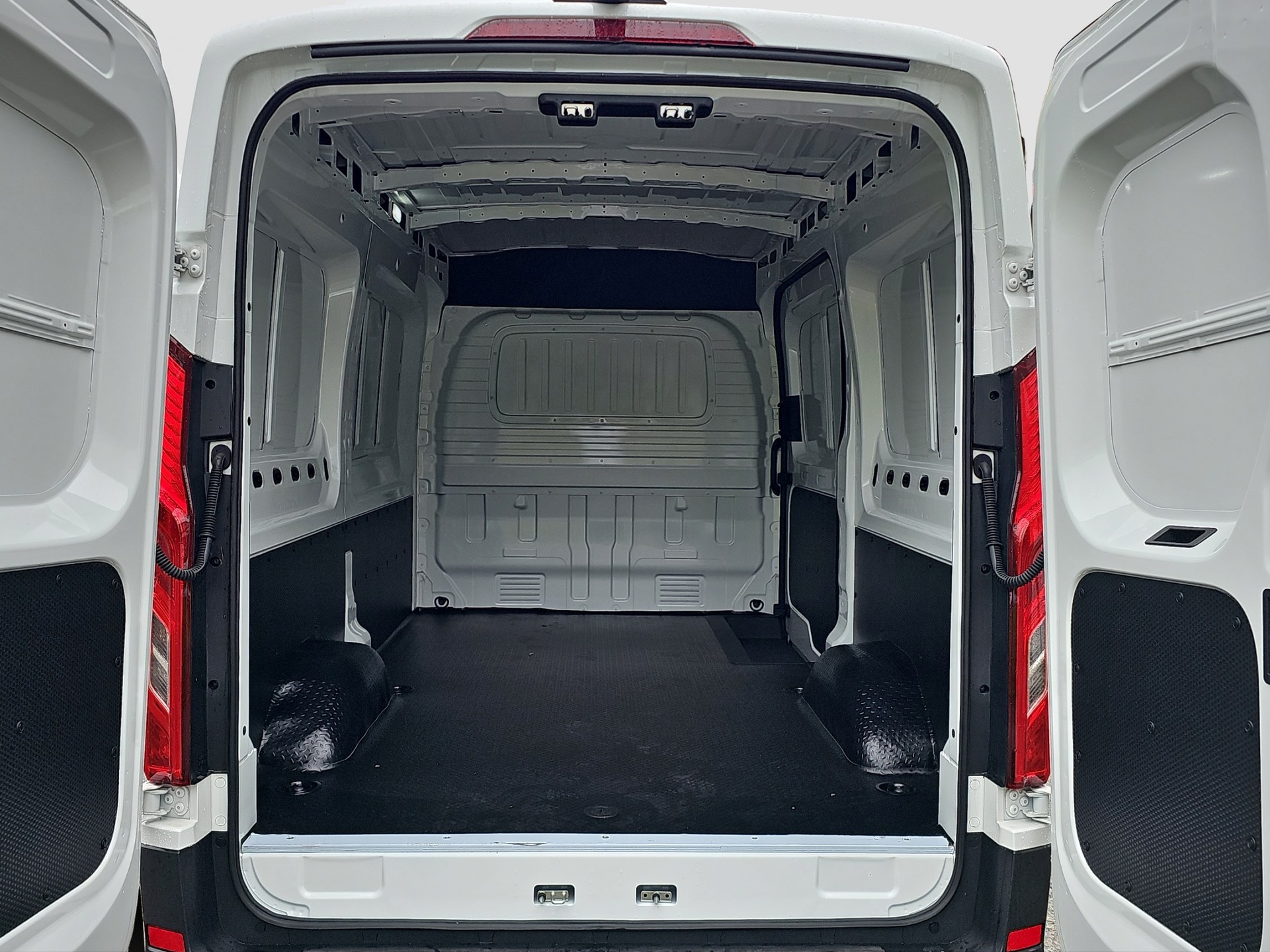 MAXUS eDeliver 9 L2H2 72kWh-image-12