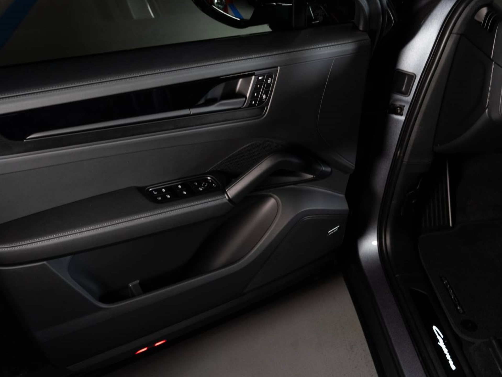 PORSCHE Cayenne E-Hybrid Coupé Black Edition-image-16