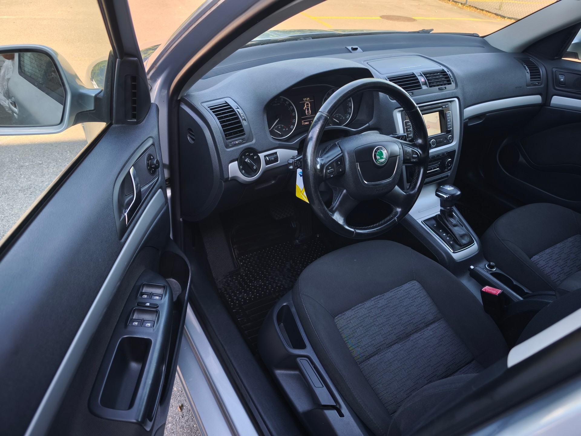 SKODA Octavia Combi 2.0 TDI Elegance 4x4 DSG-image-9