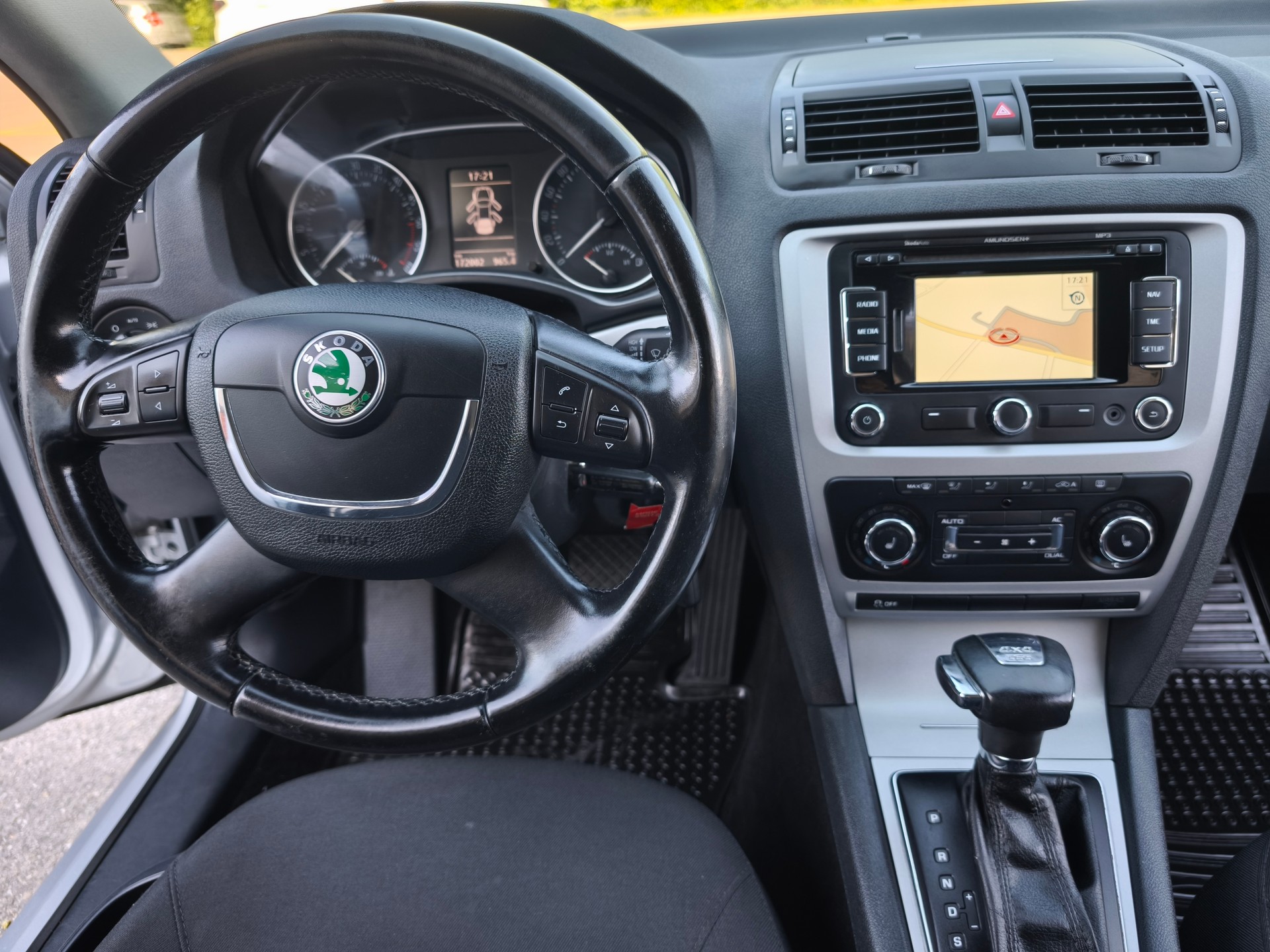 SKODA Octavia Combi 2.0 TDI Elegance 4x4 DSG-image-10