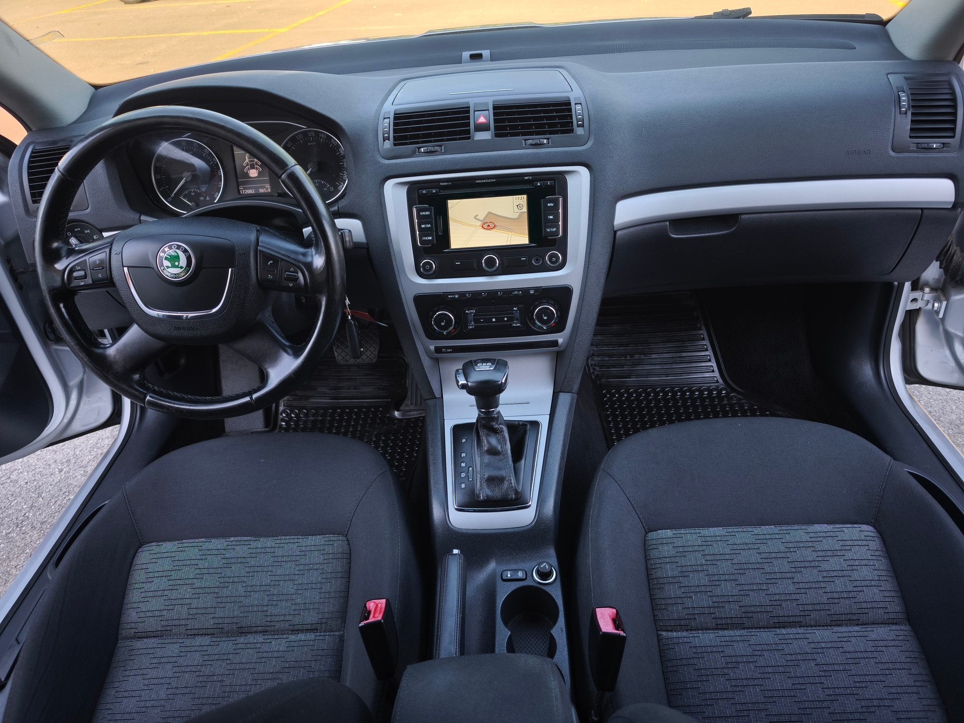 SKODA Octavia Combi 2.0 TDI Elegance 4x4 DSG-image-8
