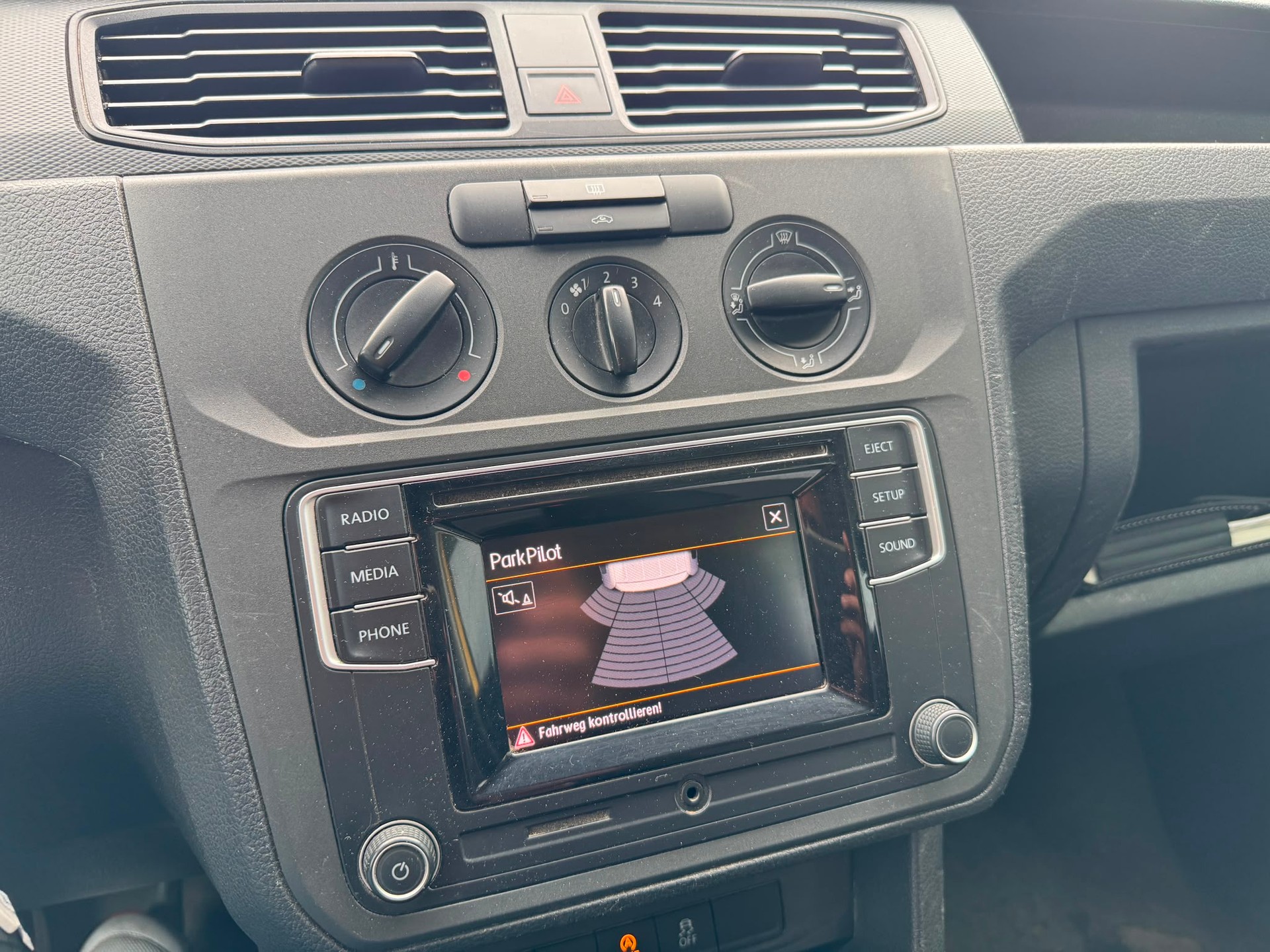 VW Caddy 2.0TDI 4Motion BlueMotion Technology 4x4 Handschaltung-image-14