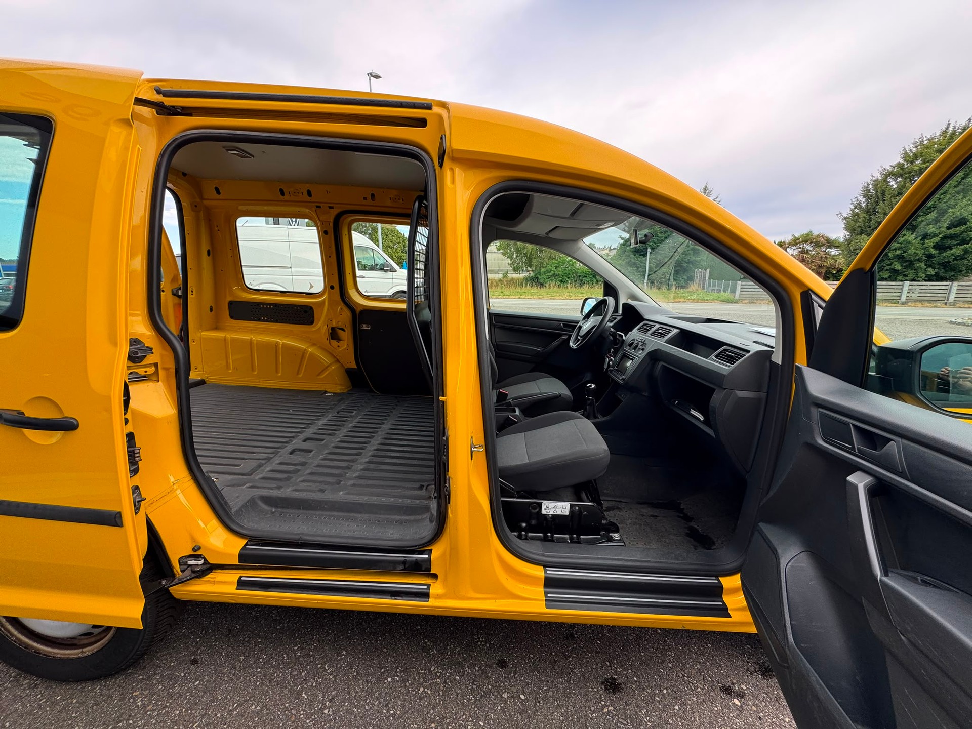 VW Caddy 2.0TDI 4Motion BlueMotion Technology 4x4 Handschaltung-image-9