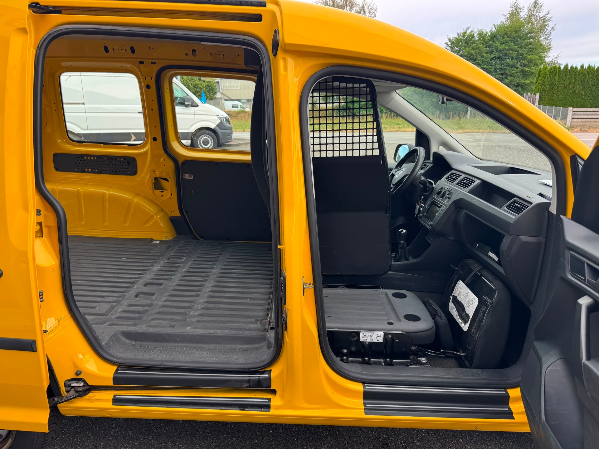 VW Caddy 2.0TDI 4Motion BlueMotion Technology 4x4 Handschaltung-image-10