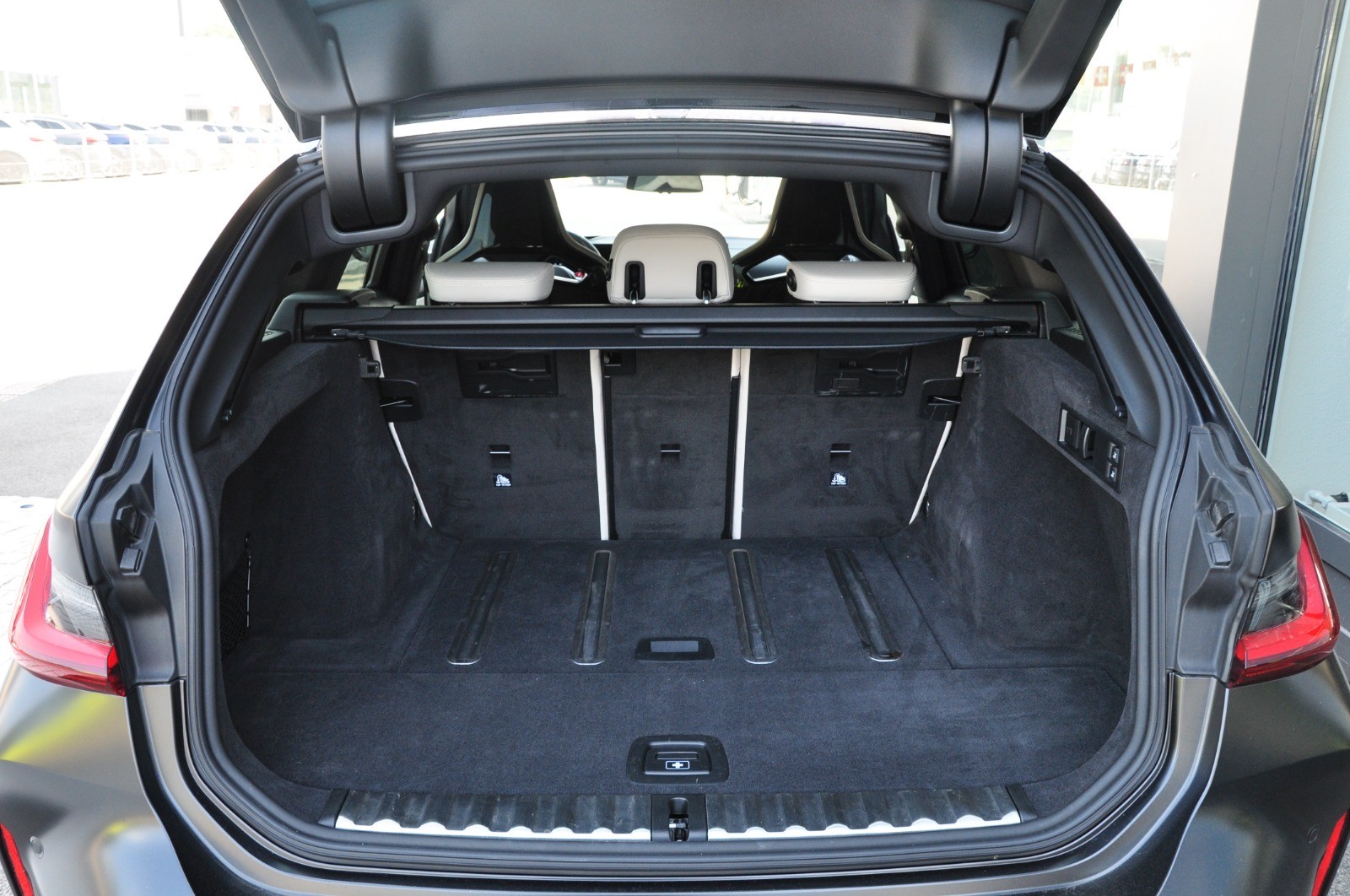 BMW M3 Touring xDrive Competition M **SONDERLACKIERUNG SCHWARZMATT**-image-10