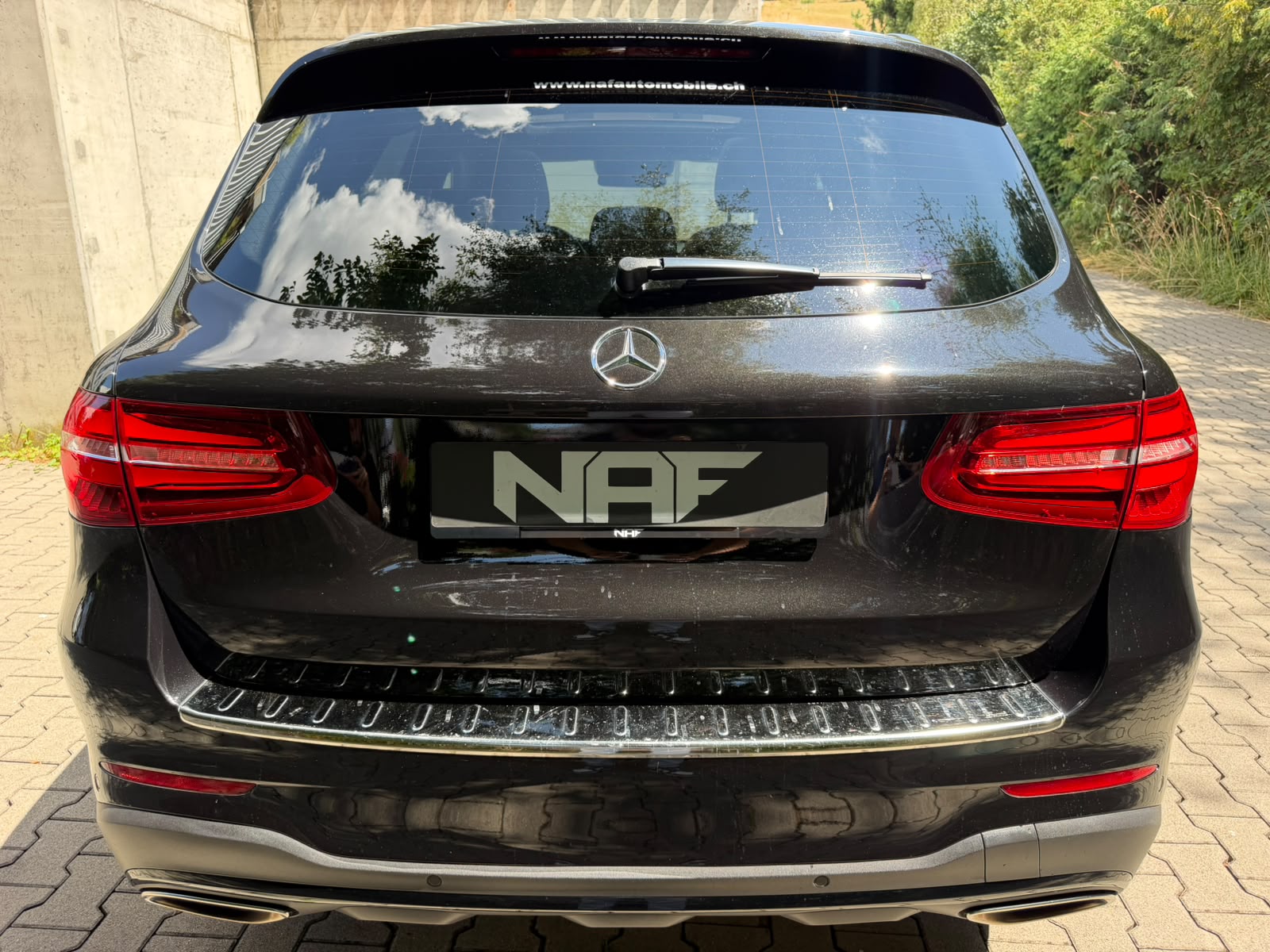 MERCEDES-BENZ GLC 300 4Matic AMG Line 9G-Tronic-showroom-element-3