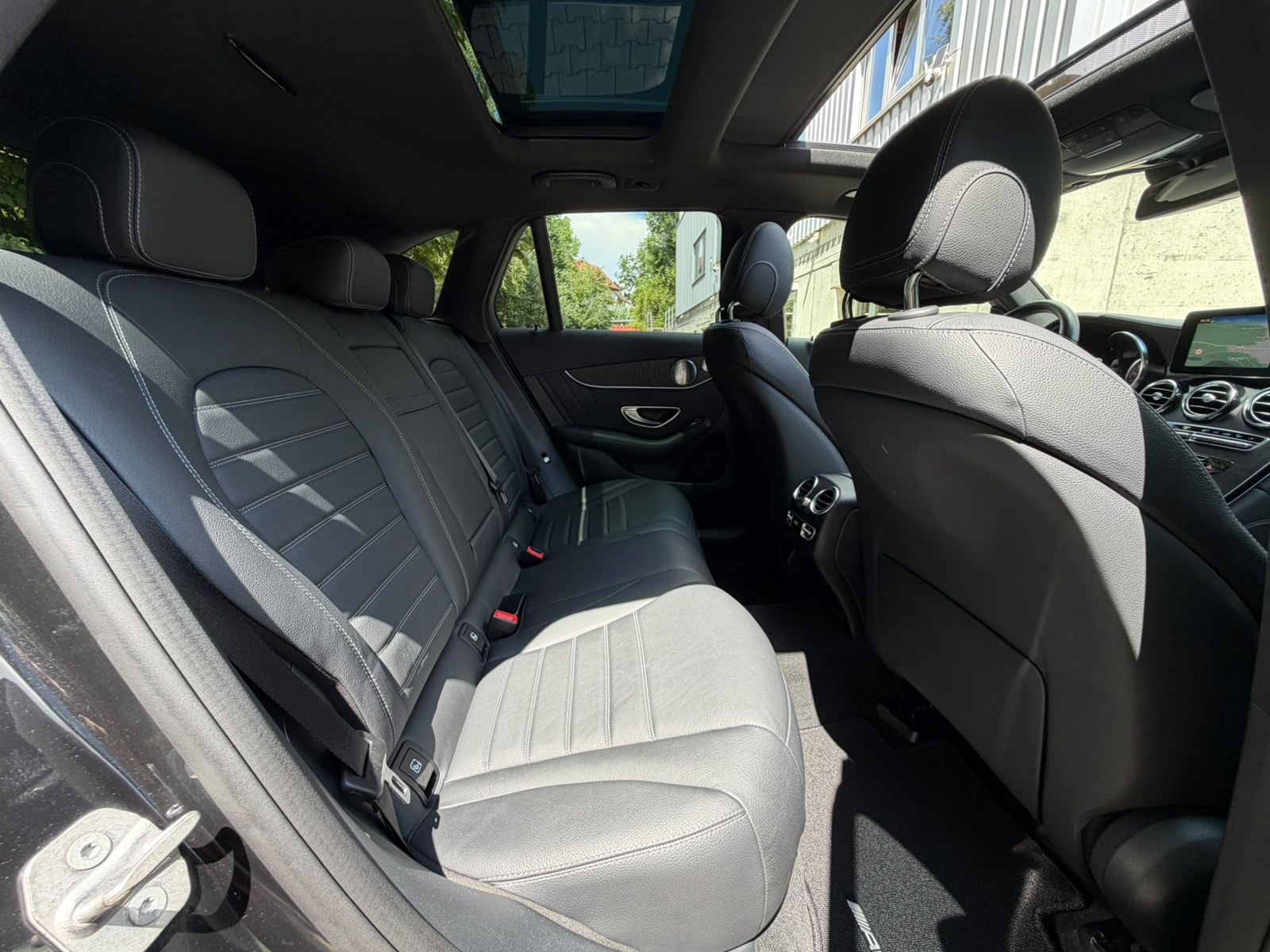 MERCEDES-BENZ GLC 300 4Matic AMG Line 9G-Tronic-image-17