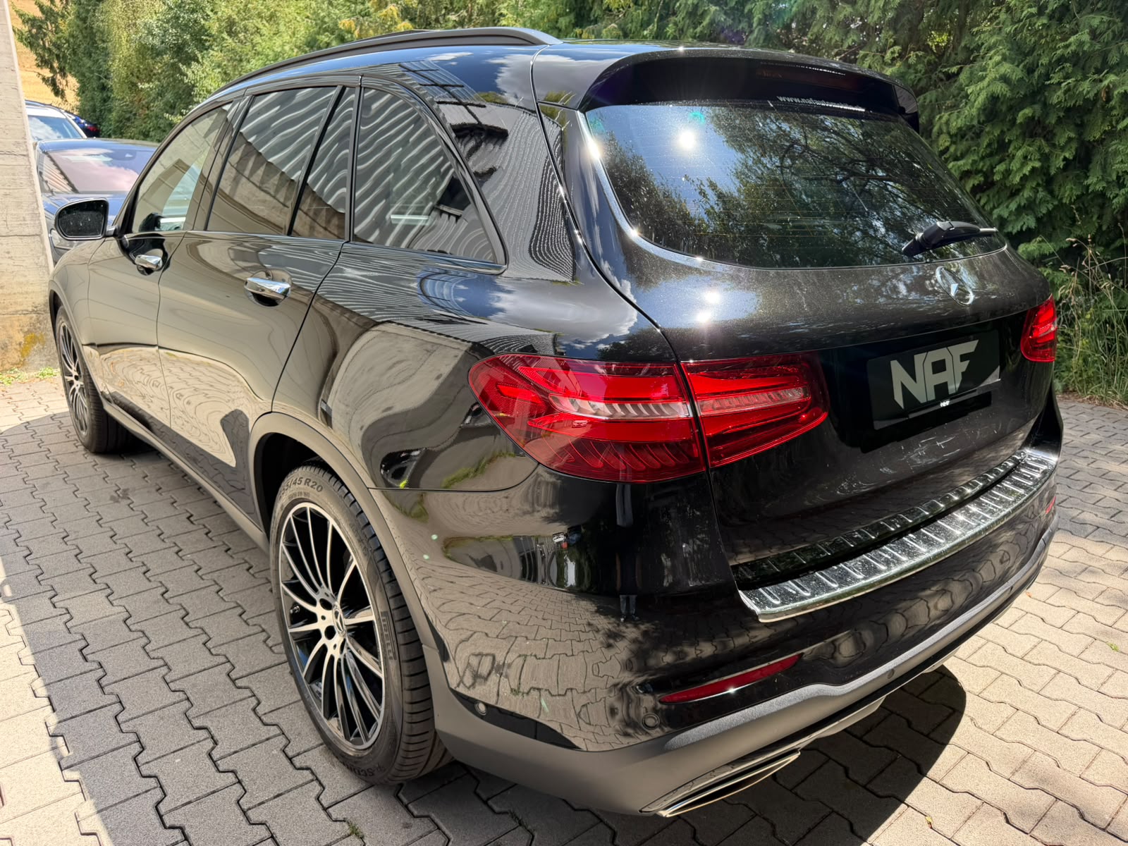 MERCEDES-BENZ GLC 300 4Matic AMG Line 9G-Tronic-showroom-element-2