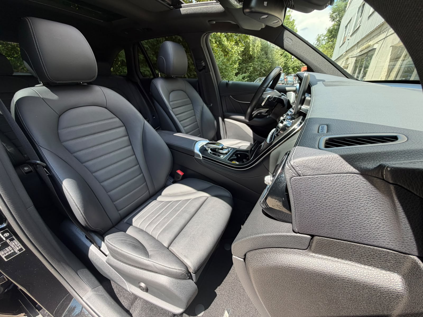 MERCEDES-BENZ GLC 300 4Matic AMG Line 9G-Tronic-image-19