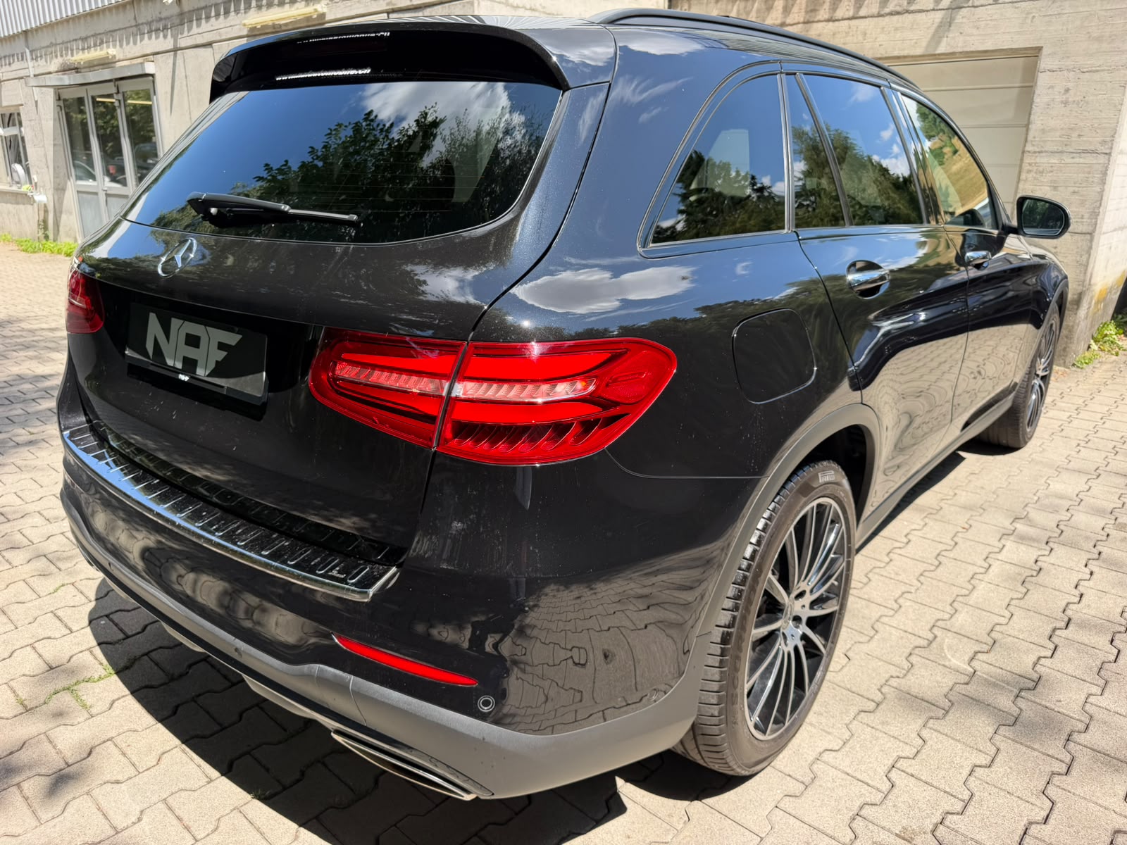 MERCEDES-BENZ GLC 300 4Matic AMG Line 9G-Tronic-image-4