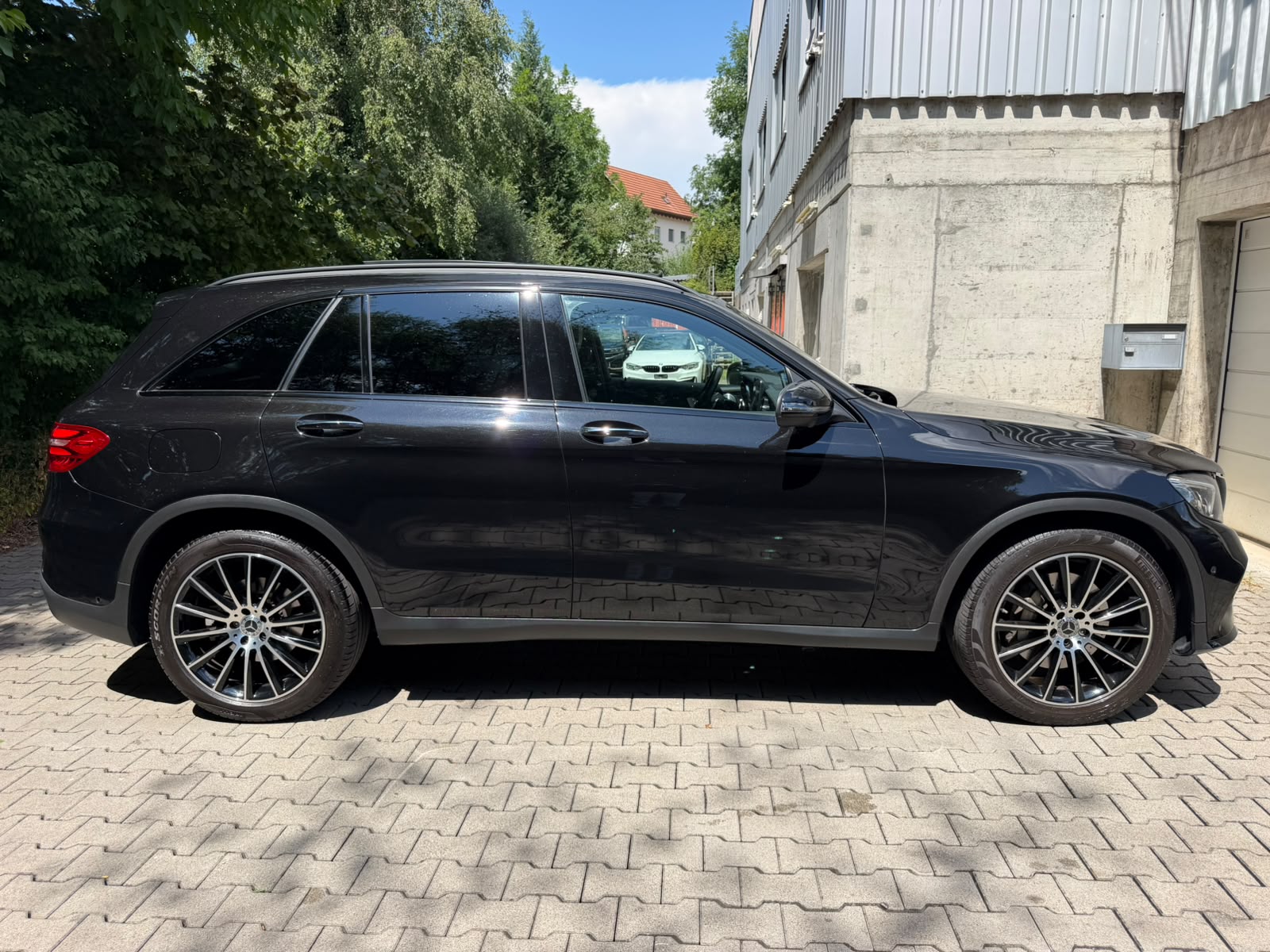 MERCEDES-BENZ GLC 300 4Matic AMG Line 9G-Tronic-image-5